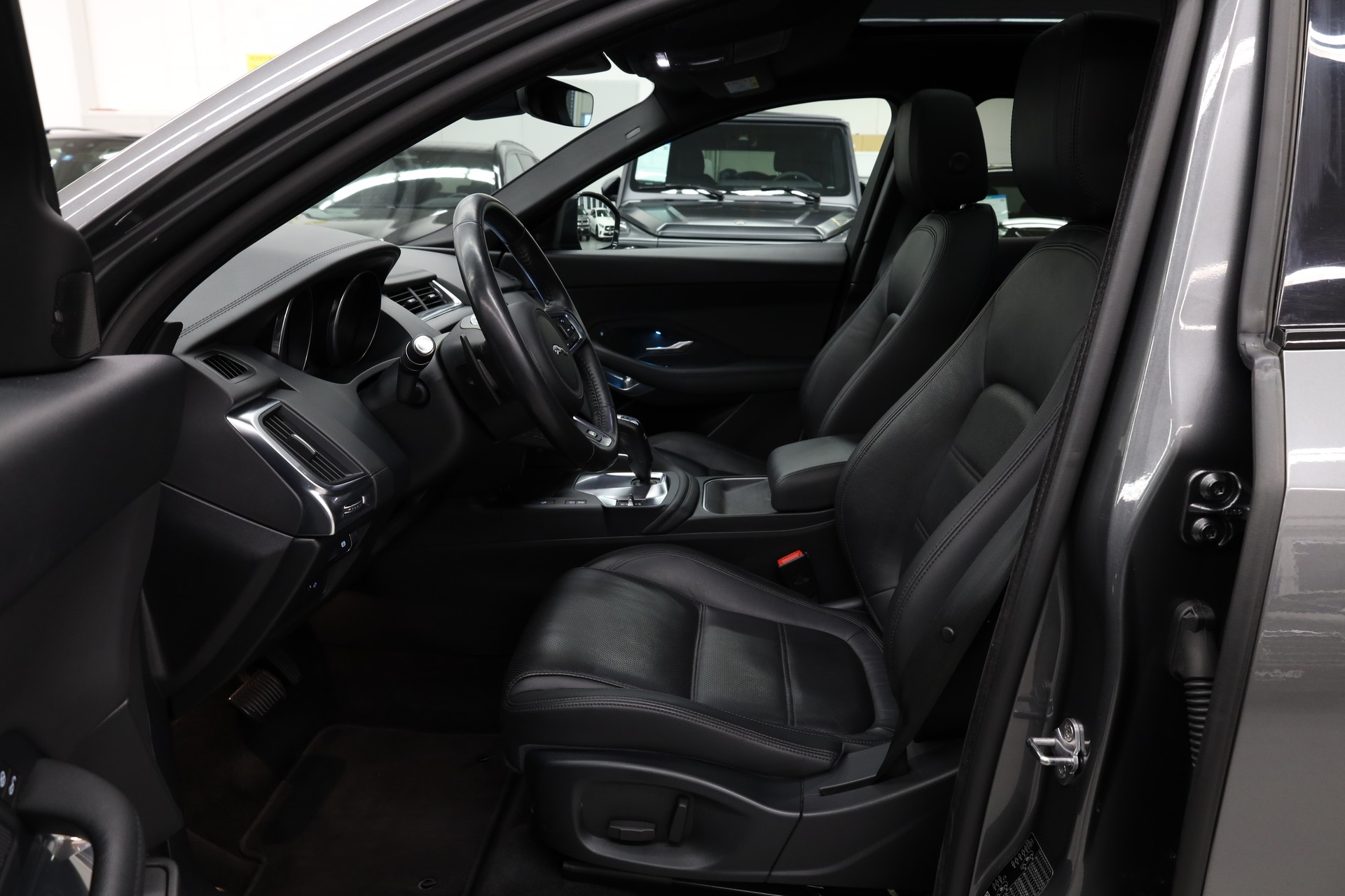 JAGUAR E-Pace 2.0 T 200 S AWD-image-14