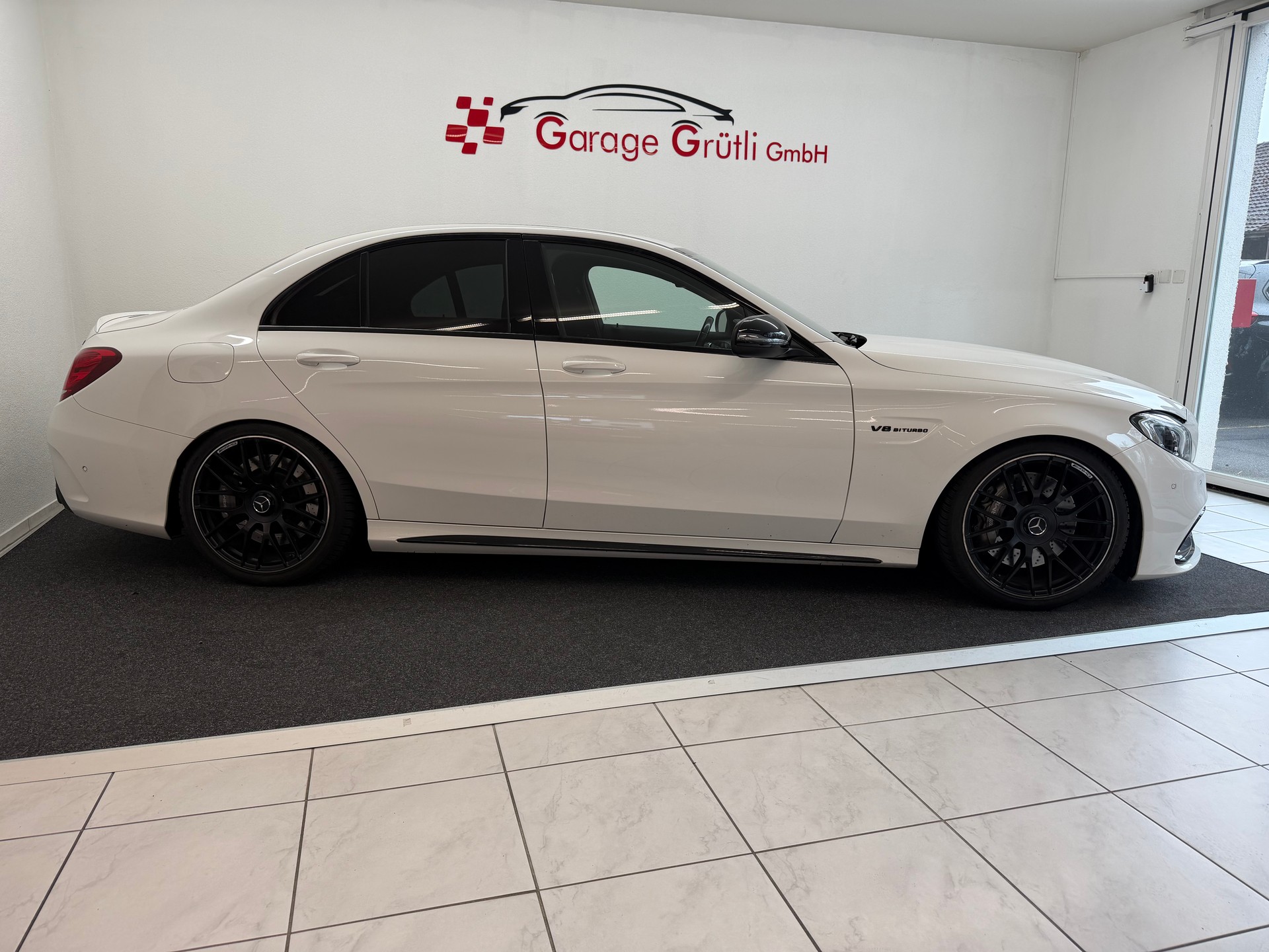 MERCEDES-BENZ C 63 AMG-showroom-element-2