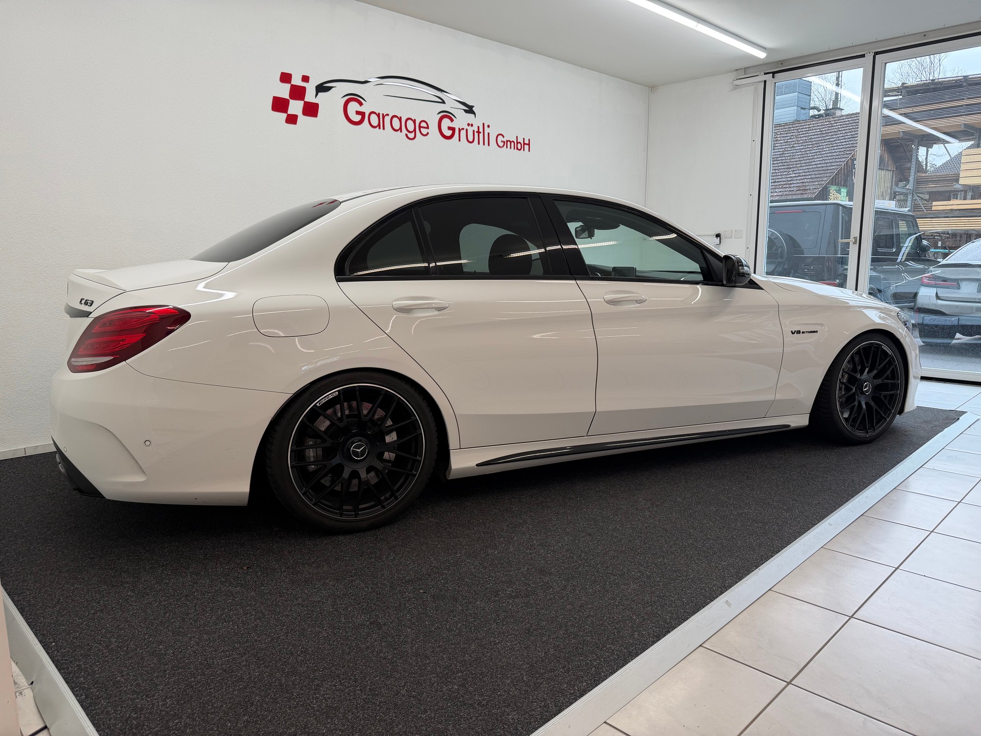 MERCEDES-BENZ C 63 AMG-showroom-element-3