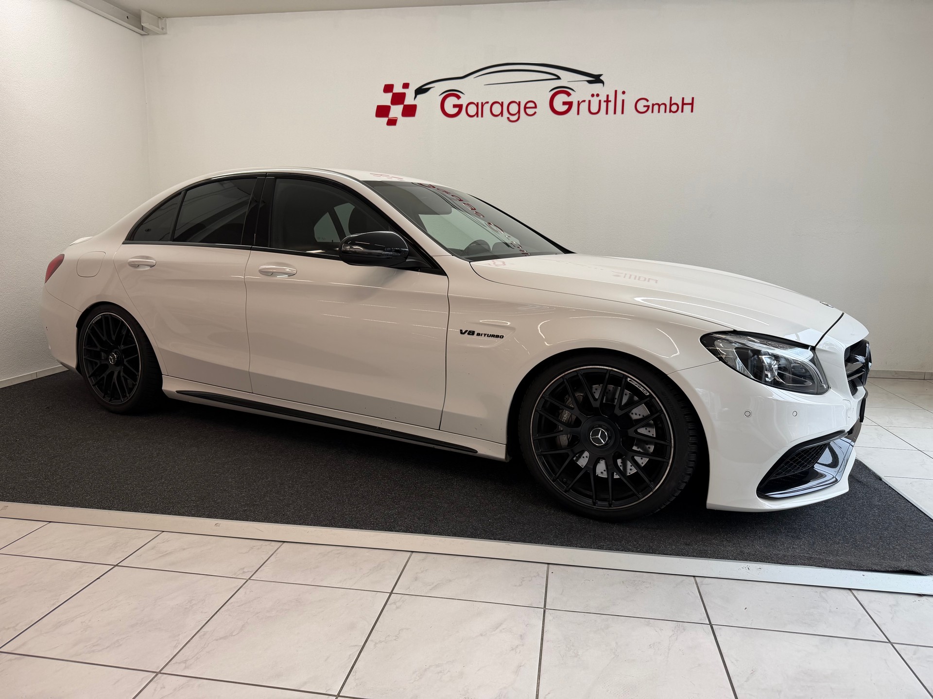 MERCEDES-BENZ C 63 AMG-showroom-element-1