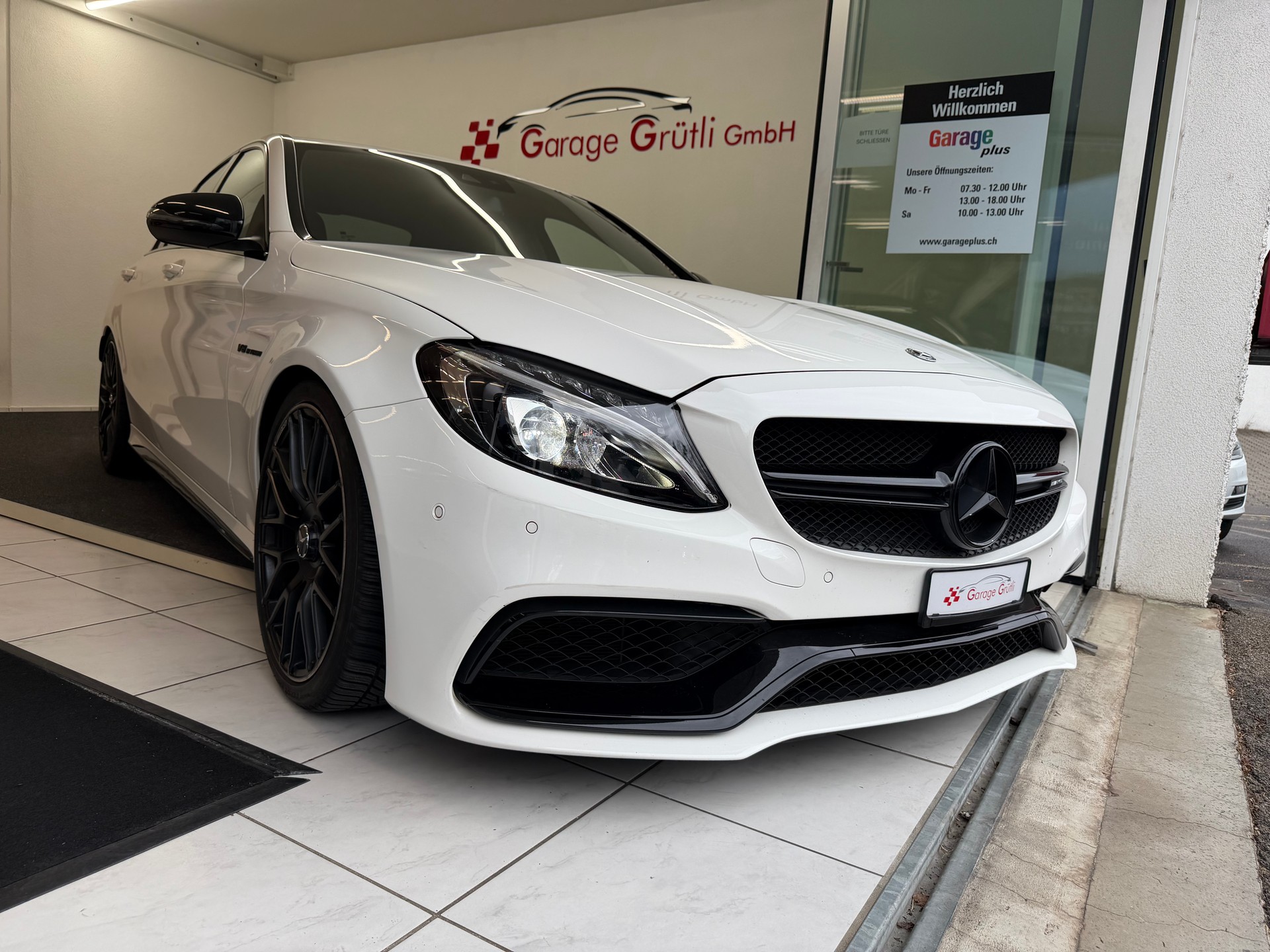 MERCEDES-BENZ C 63 AMG-image-17