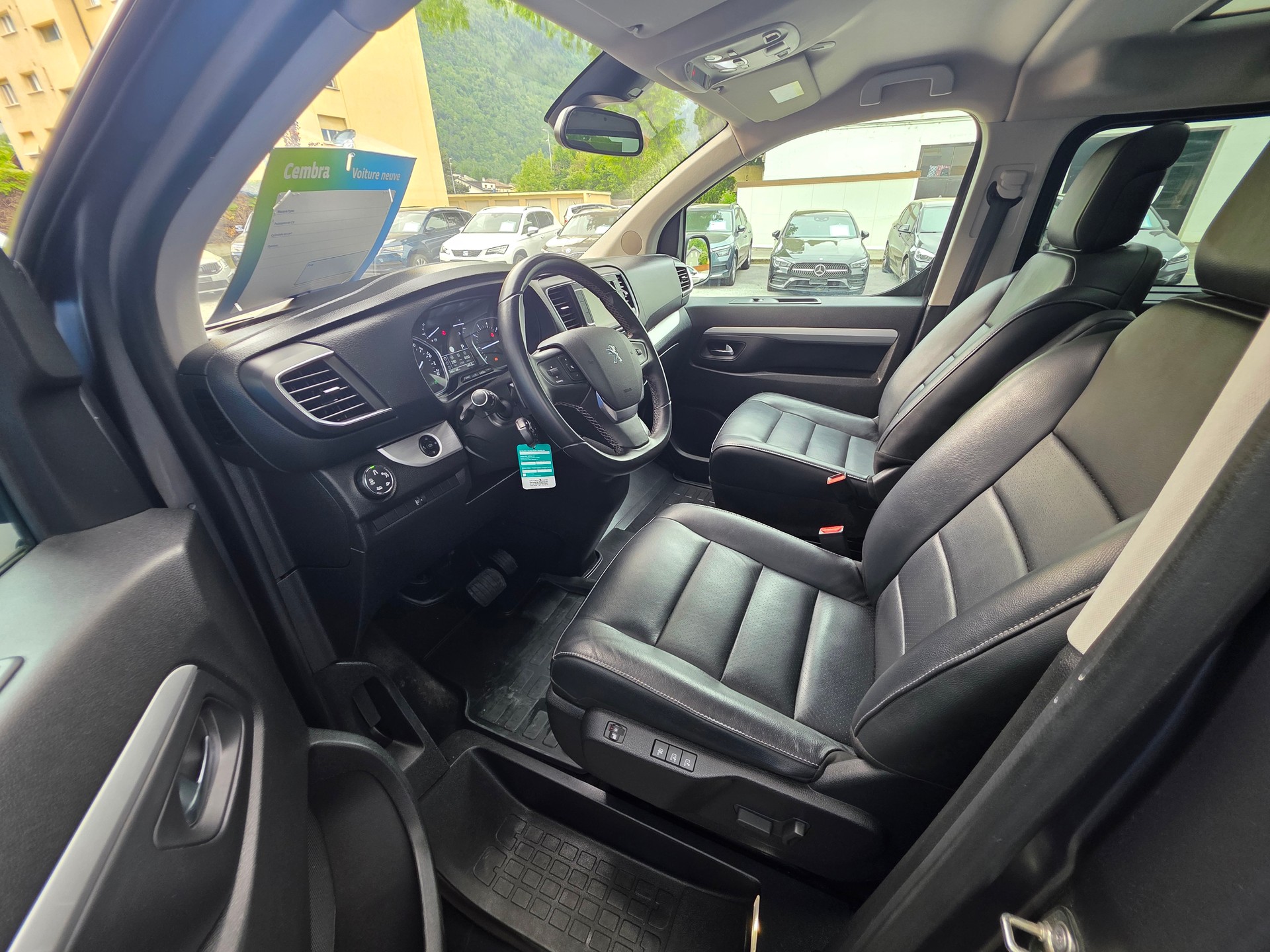PEUGEOT Traveller 2.0 BlueHDi Business VIP Standard EAT-image-11
