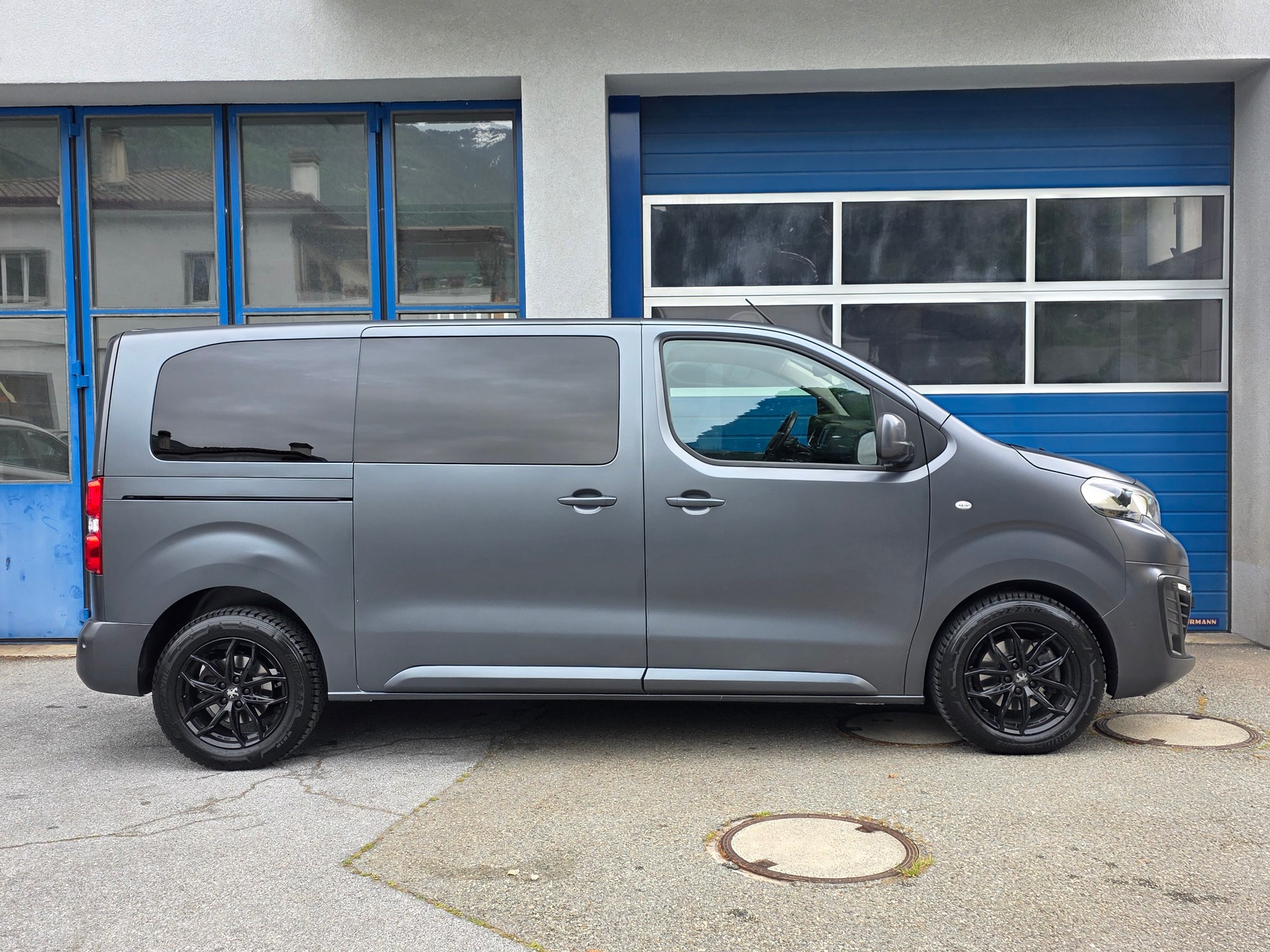 PEUGEOT Traveller 2.0 BlueHDi Business VIP Standard EAT-image-8