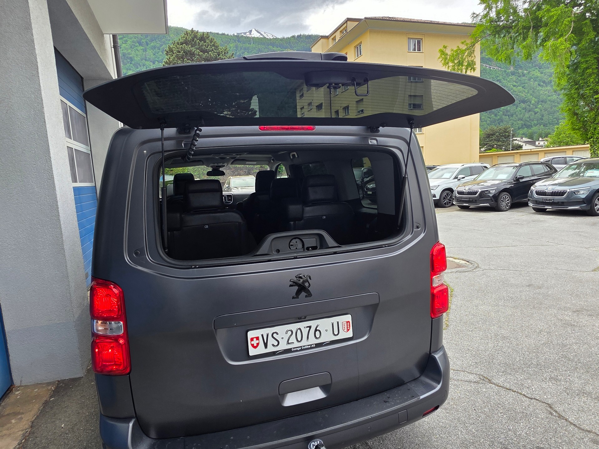 PEUGEOT Traveller 2.0 BlueHDi Business VIP Standard EAT-image-25