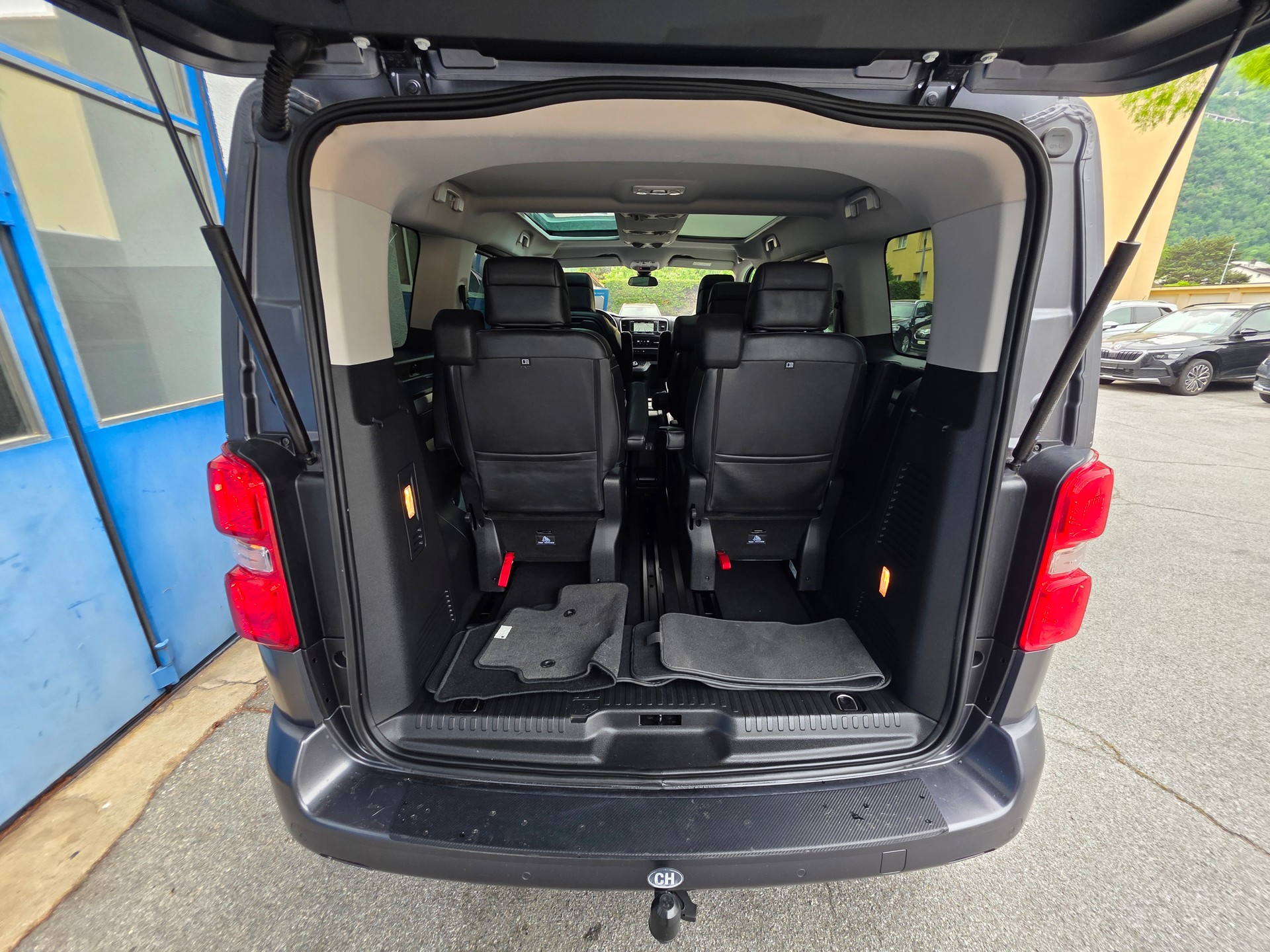 PEUGEOT Traveller 2.0 BlueHDi Business VIP Standard EAT-image-23