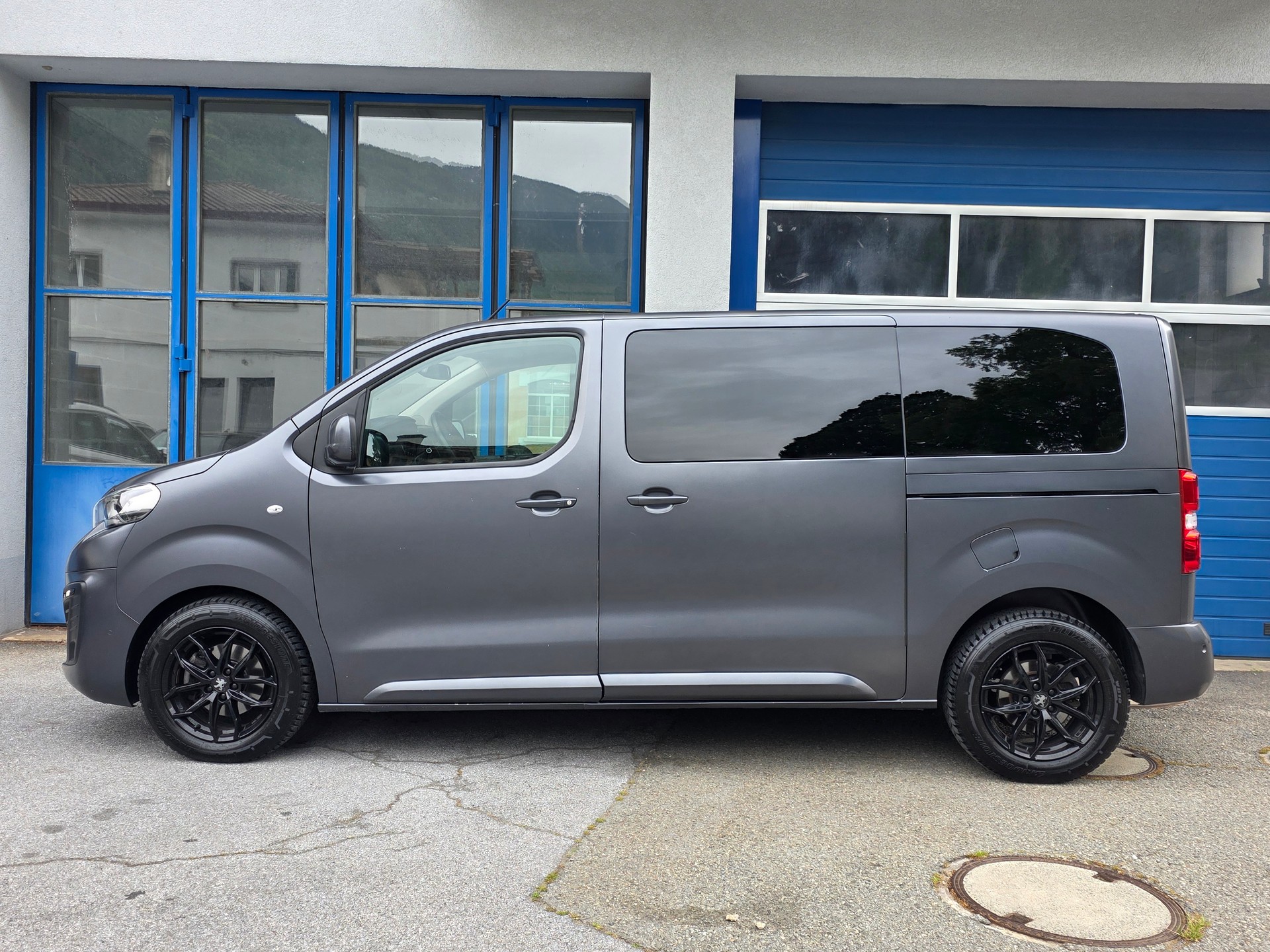 PEUGEOT Traveller 2.0 BlueHDi Business VIP Standard EAT-showroom-element-2