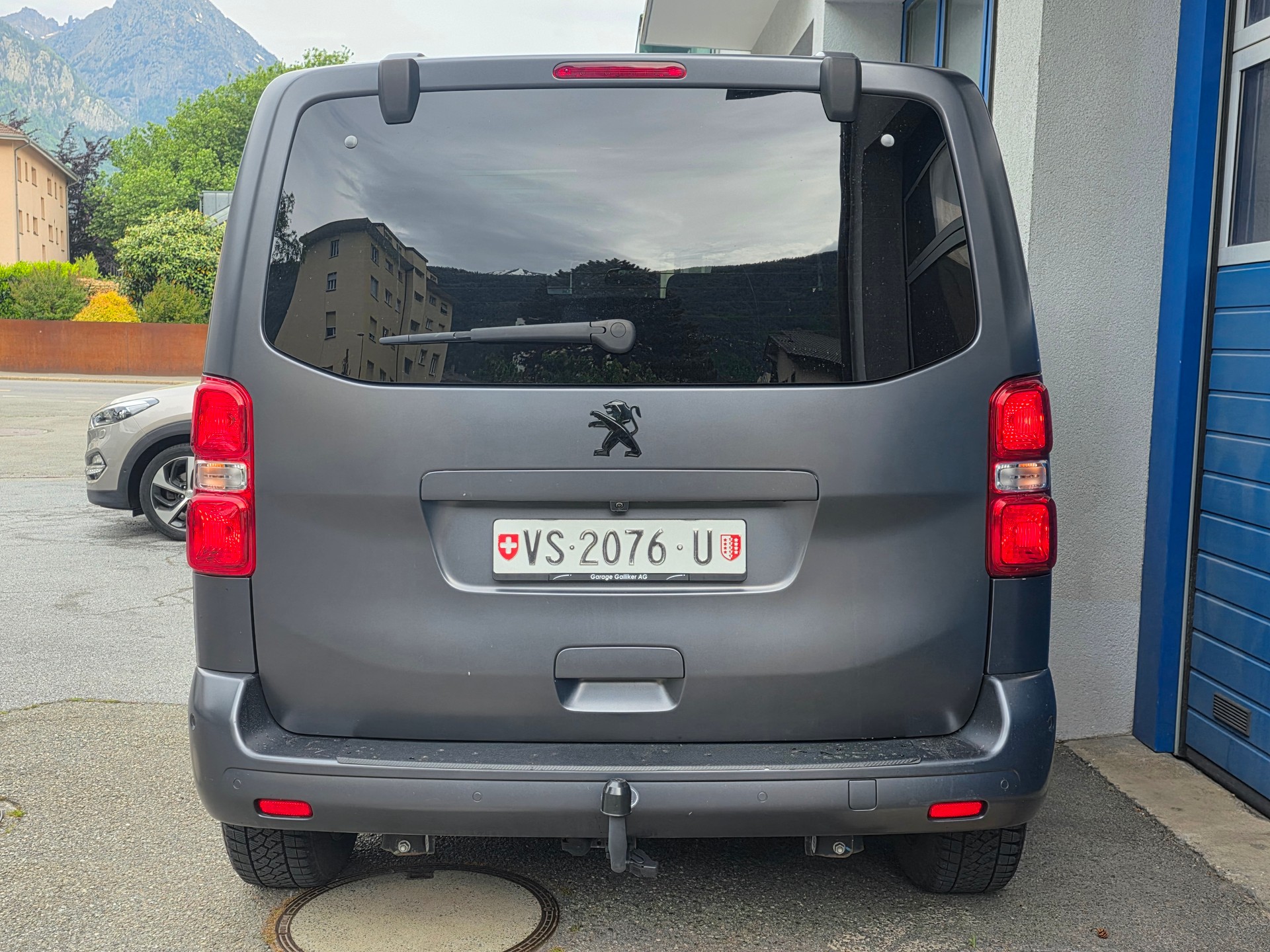 PEUGEOT Traveller 2.0 BlueHDi Business VIP Standard EAT-image-5