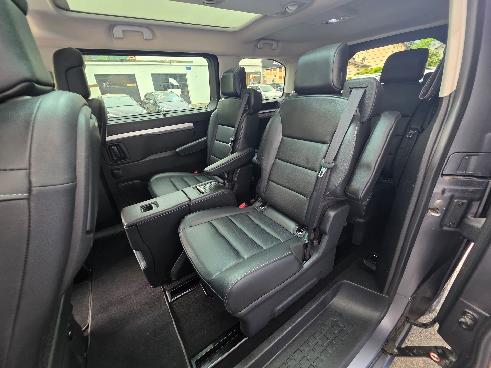 PEUGEOT Traveller 2.0 BlueHDi Business VIP Standard EAT-image-21