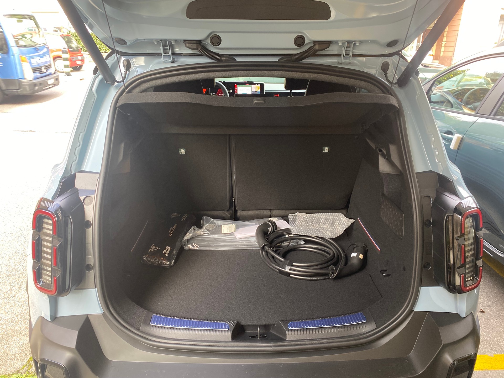 RENAULT R4 E-Tech Comfort Range 52 kWh Iconic-image-10