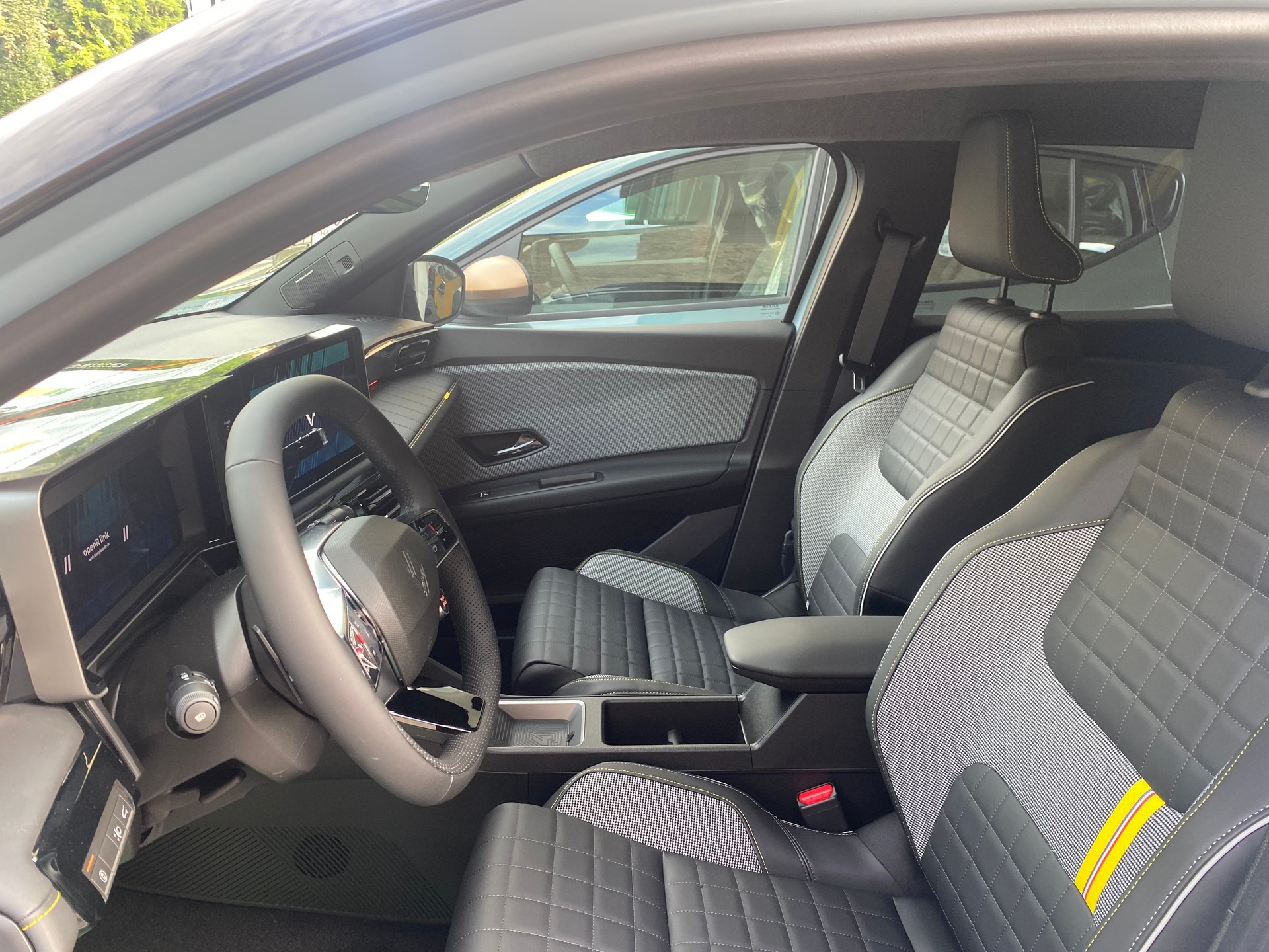 RENAULT R4 E-Tech Comfort Range 52 kWh Iconic-image-4