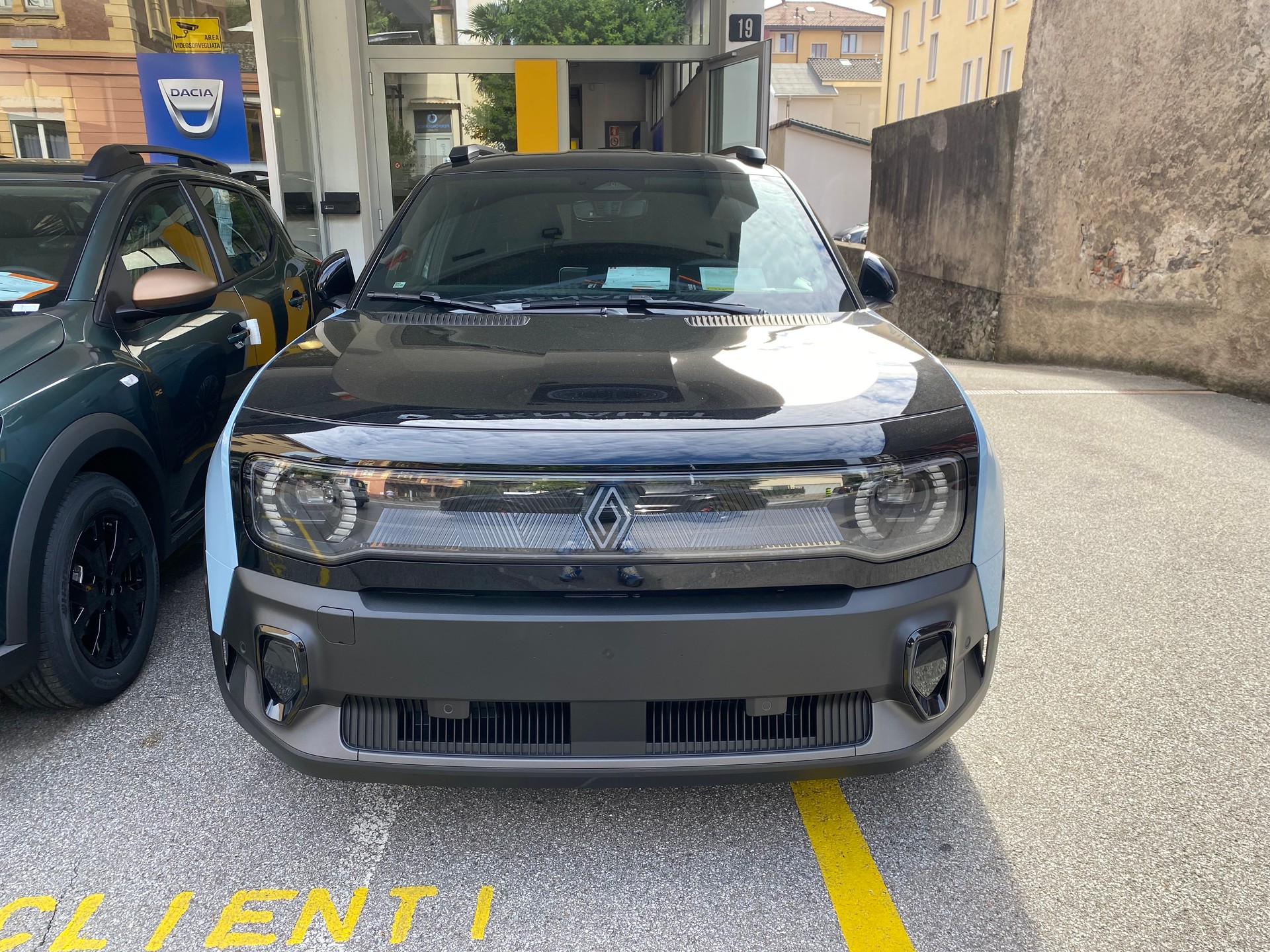 RENAULT R4 E-Tech Comfort Range 52 kWh Iconic-image-12