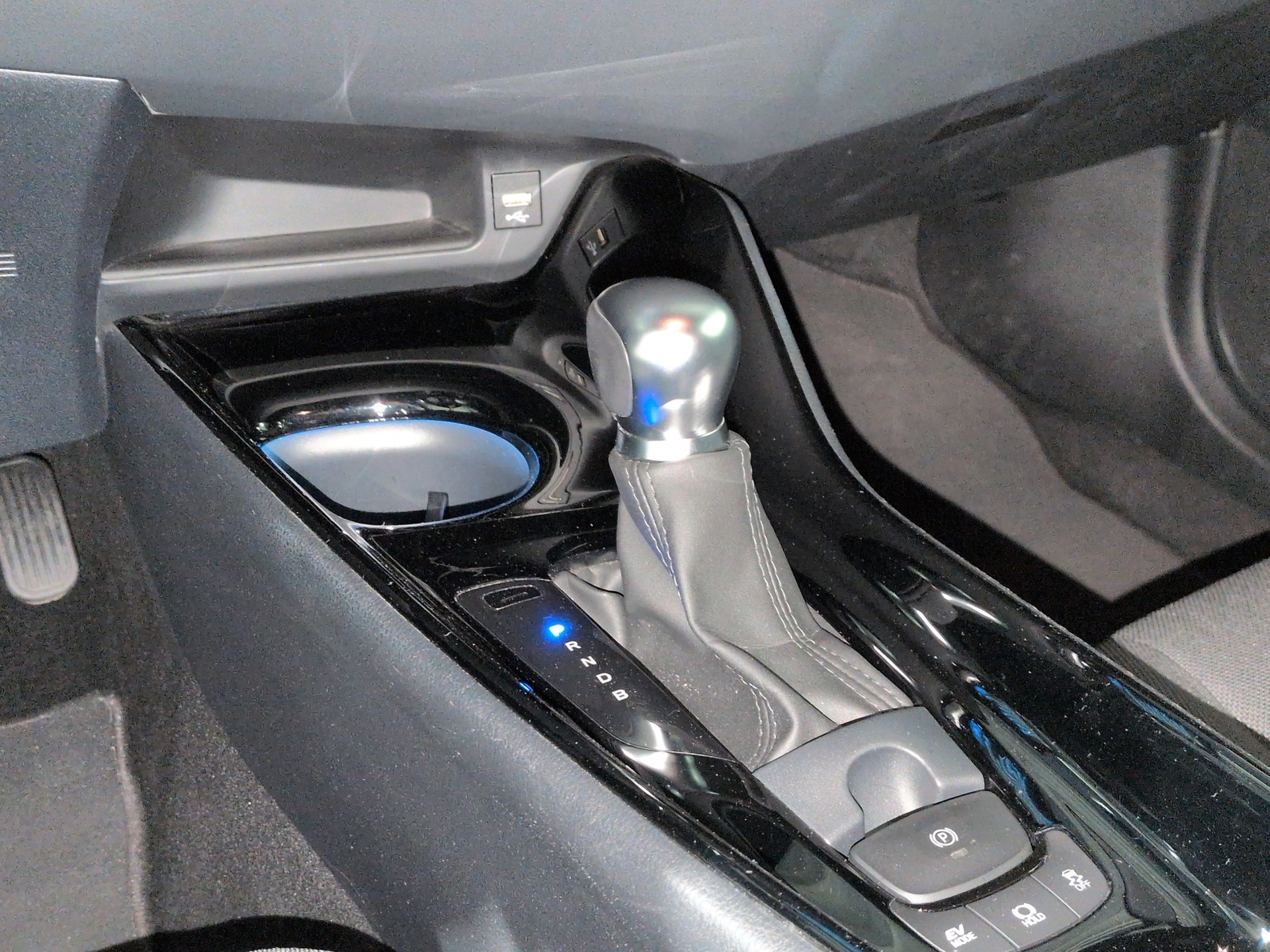 TOYOTA C-HR 1.8 HSD CVT Trend-image-11