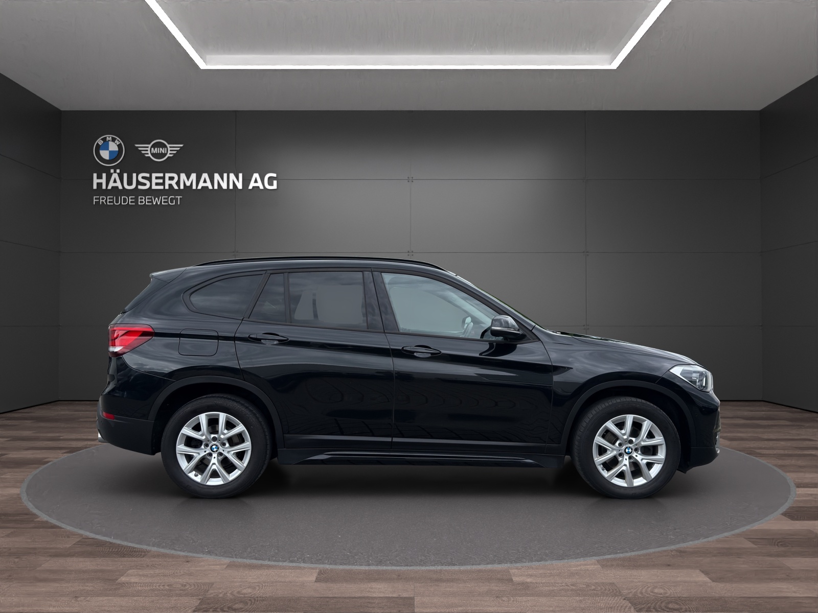 BMW X1 xDrive 18d Sport Line-showroom-element-3