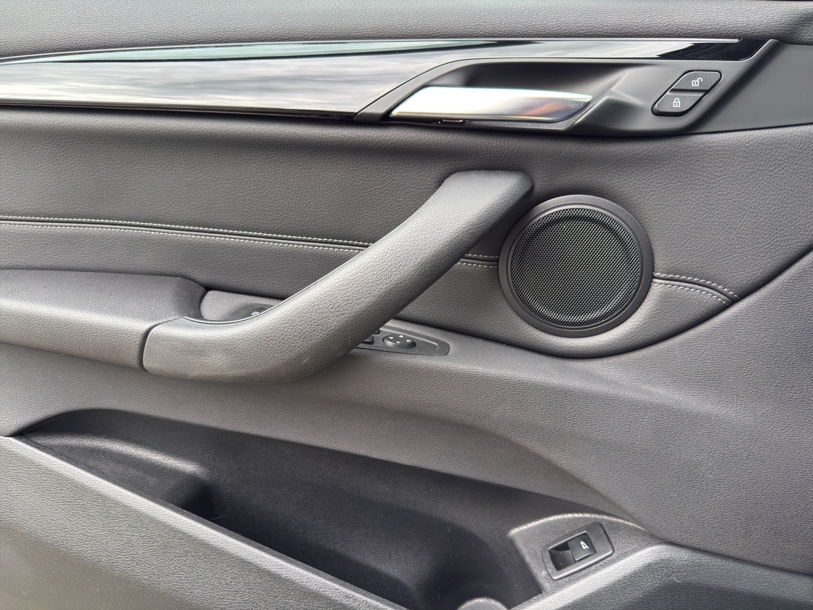 BMW X1 xDrive 18d Sport Line-image-14