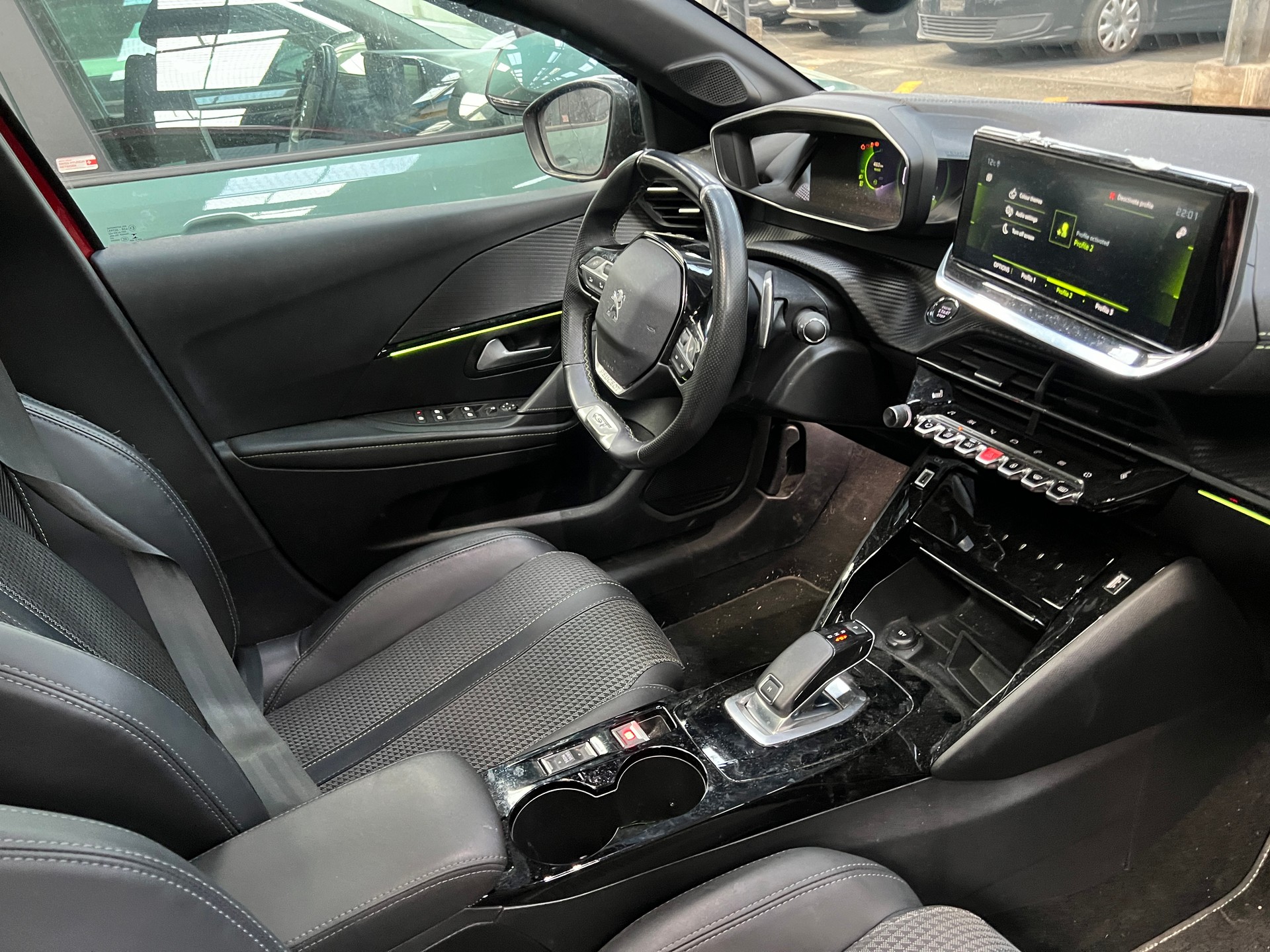PEUGEOT 208 1.2 PureTech GT EAT8-image-14