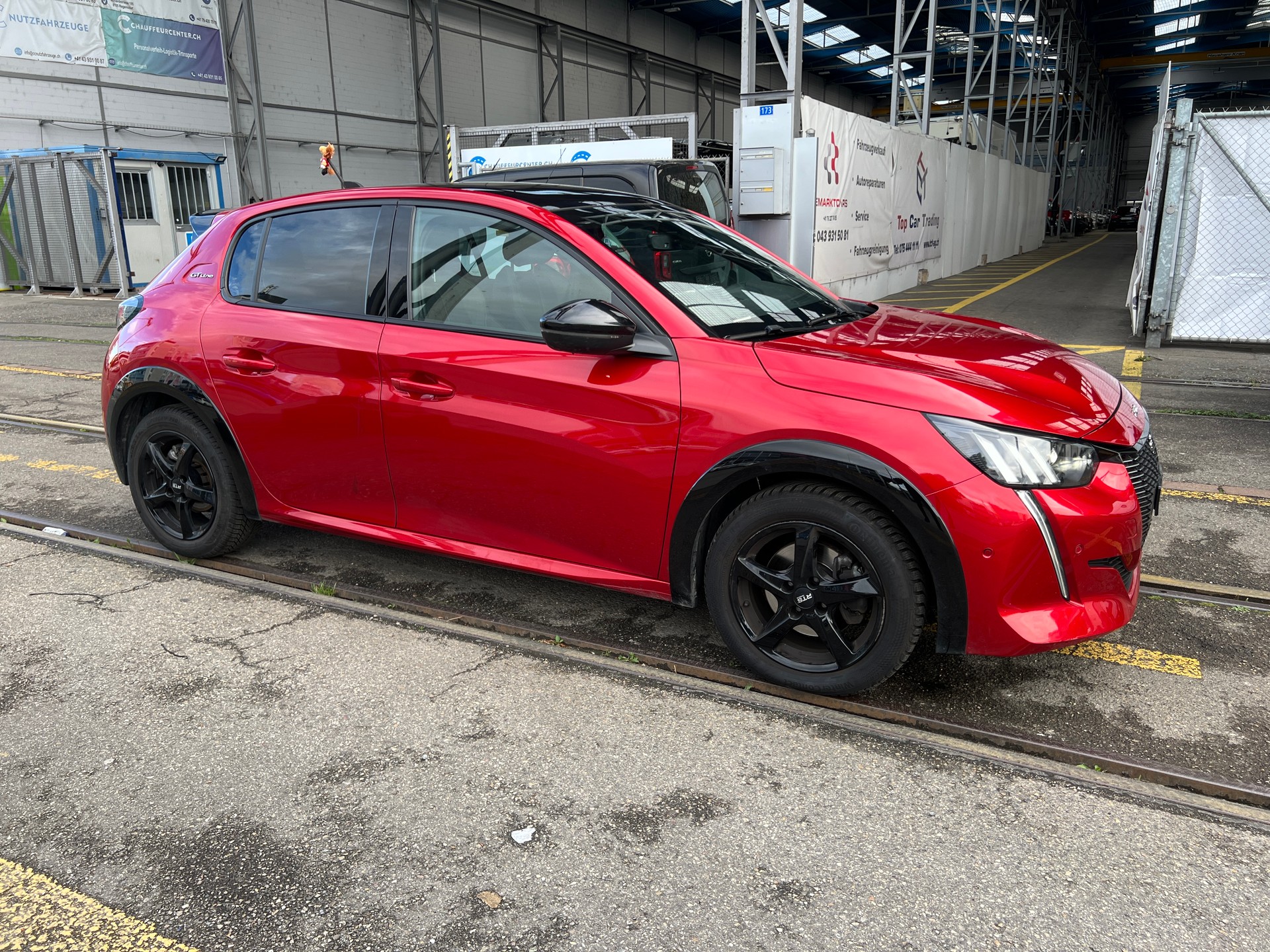 PEUGEOT 208 1.2 PureTech GT EAT8-showroom-element-3