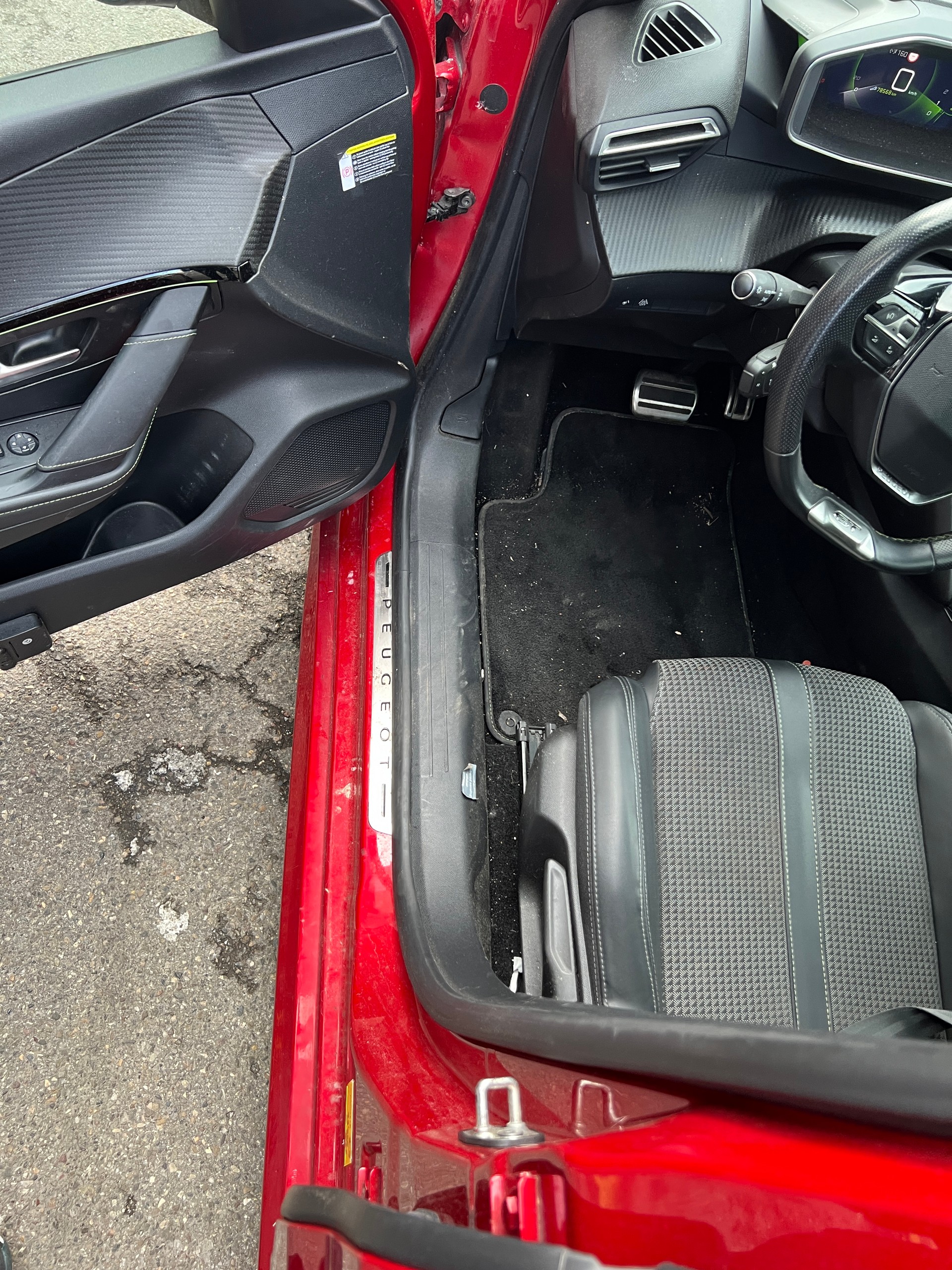 PEUGEOT 208 1.2 PureTech GT EAT8-image-21