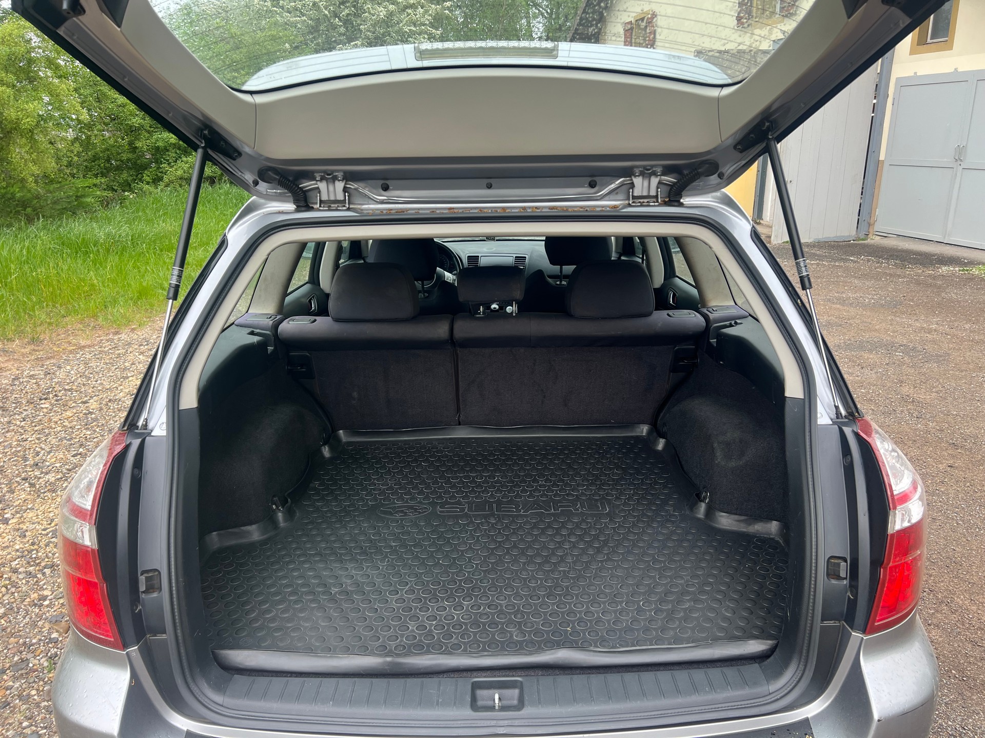 SUBARU Legacy 2.0R AWD Swiss-image-9
