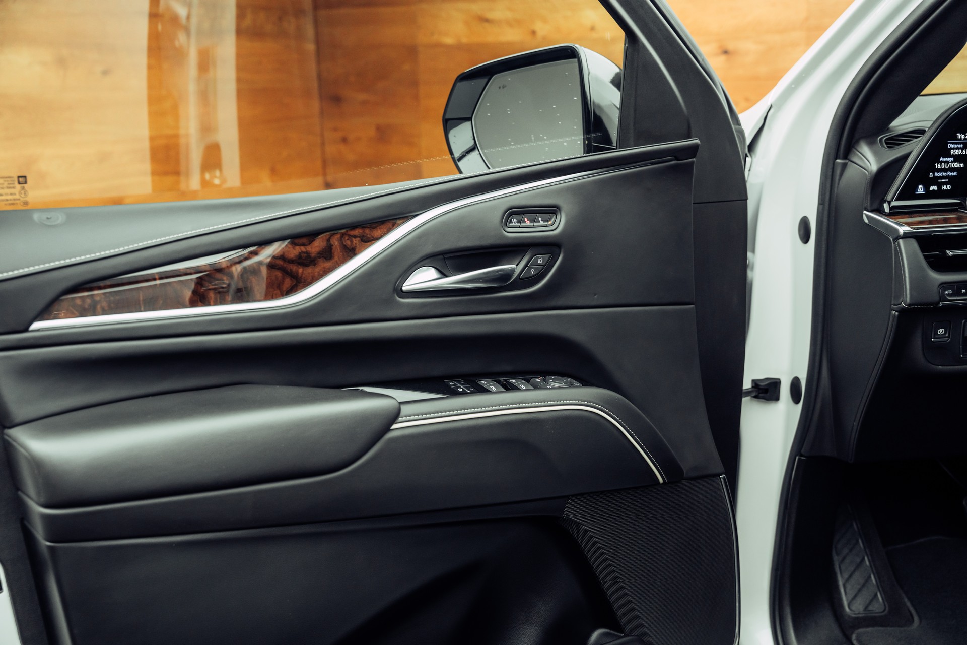 CADILLAC Escalade ESV-image-16