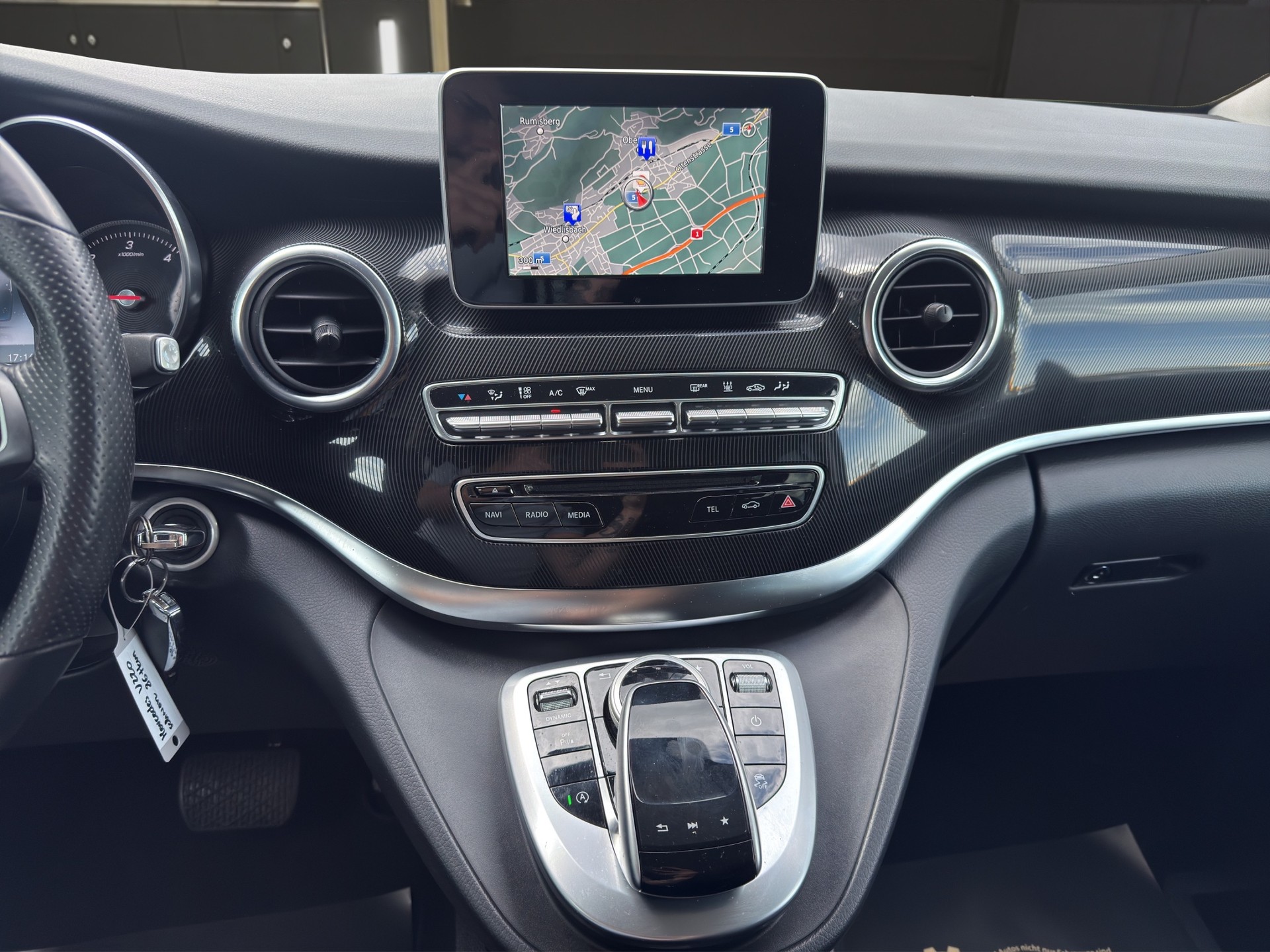 MERCEDES-BENZ V 220 d lang 4matic Van mit Rollstuhl-Rampe-image-15