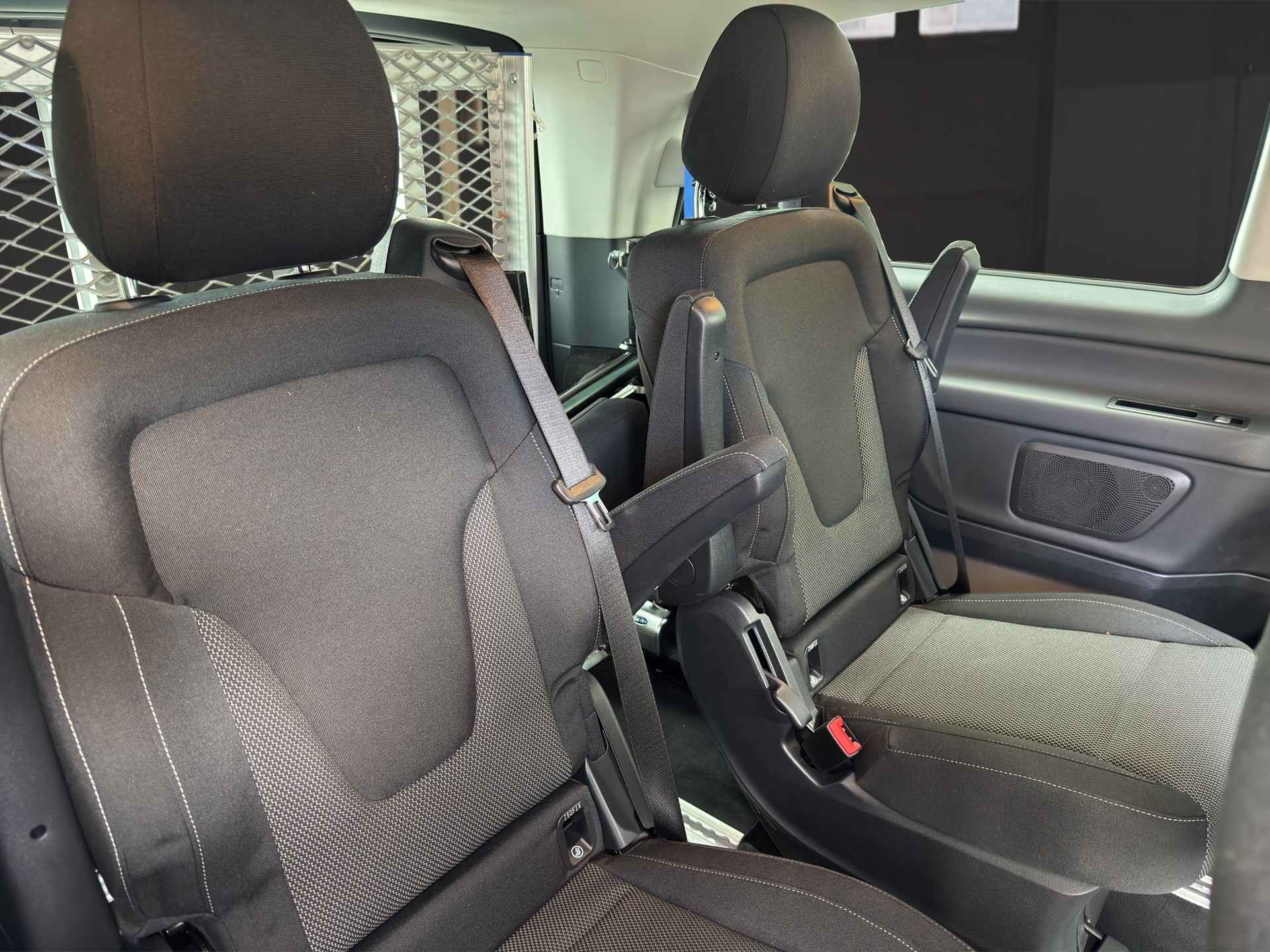 MERCEDES-BENZ V 220 d lang 4matic Van mit Rollstuhl-Rampe-image-13