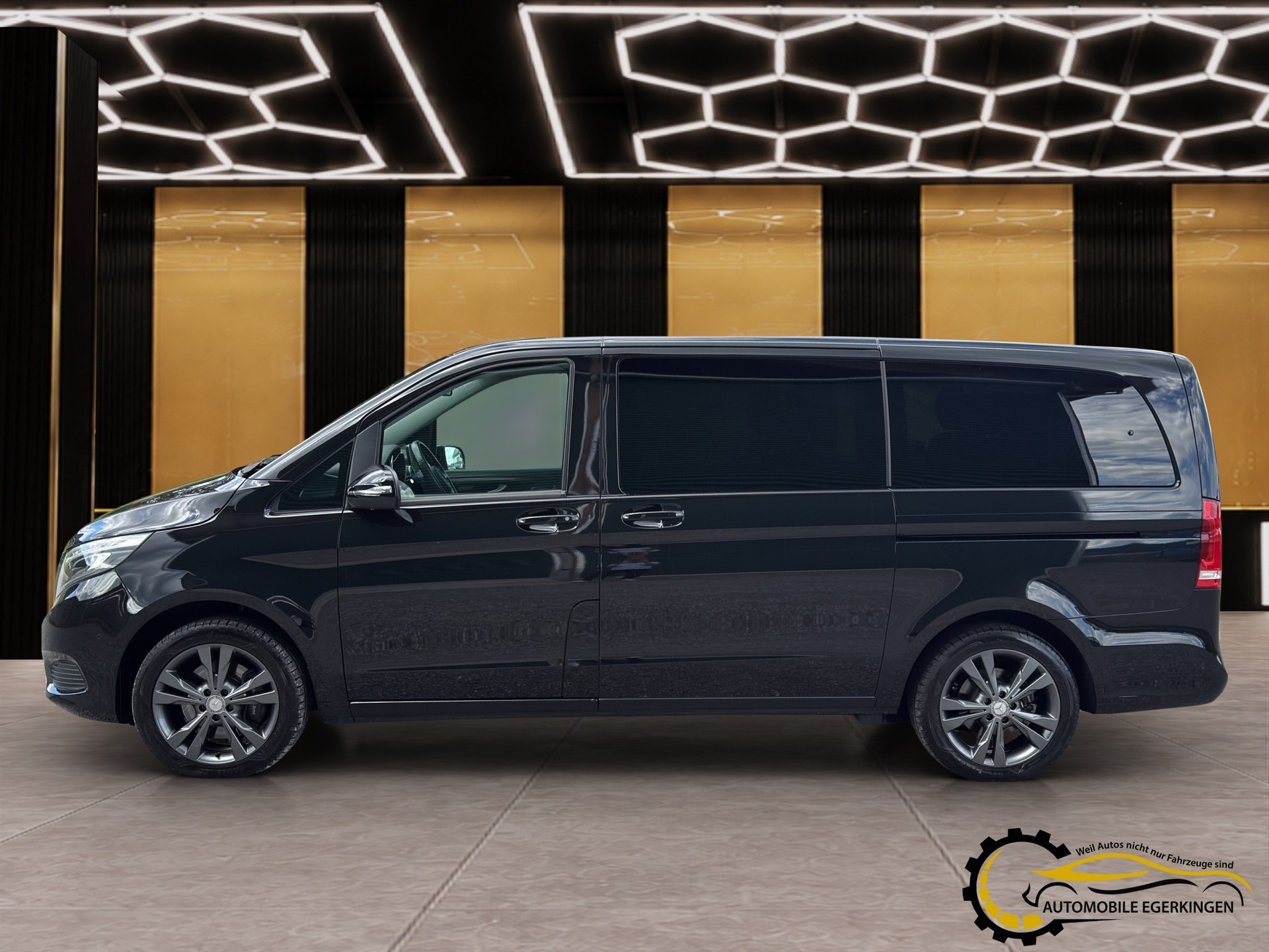 MERCEDES-BENZ V 220 d lang 4matic Van mit Rollstuhl-Rampe-image-7