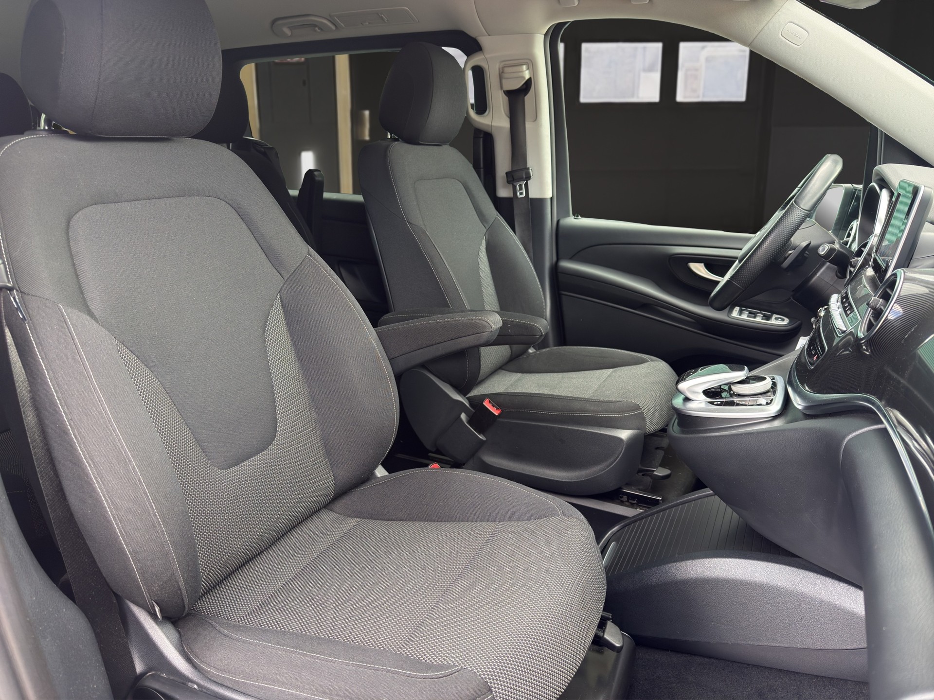MERCEDES-BENZ V 220 d lang 4matic Van mit Rollstuhl-Rampe-image-9