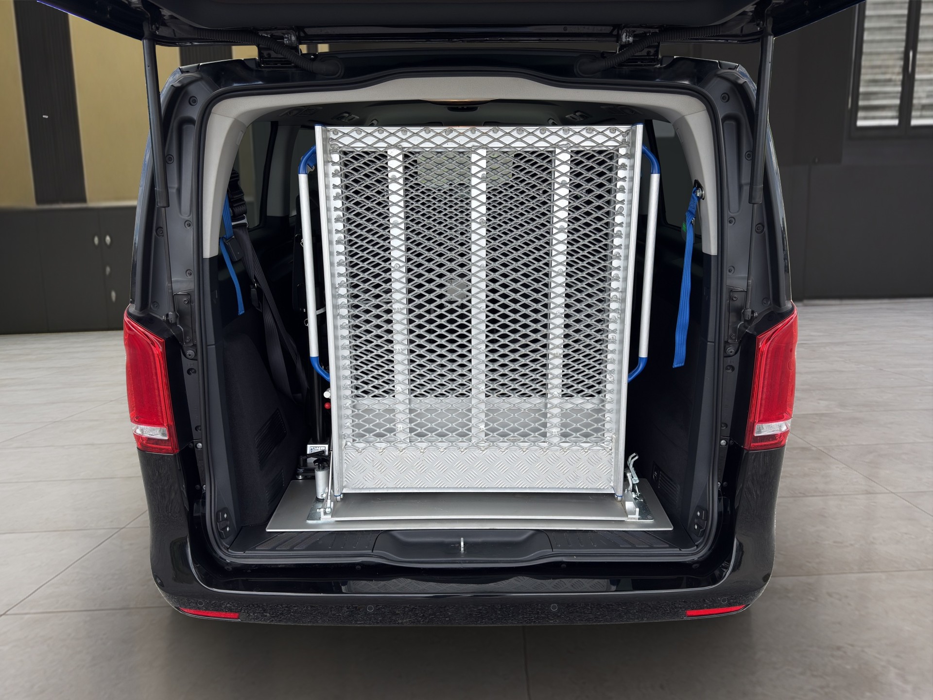 MERCEDES-BENZ V 220 d lang 4matic Van mit Rollstuhl-Rampe-image-14