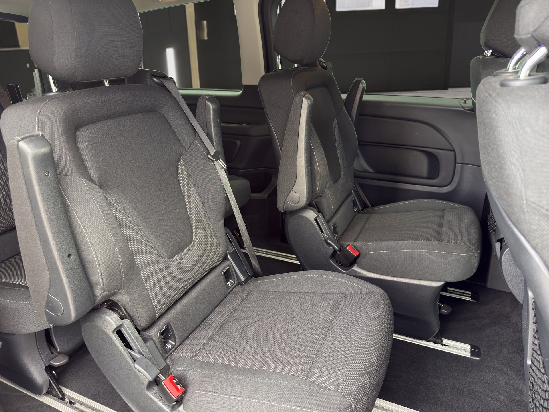 MERCEDES-BENZ V 220 d lang 4matic Van mit Rollstuhl-Rampe-image-12