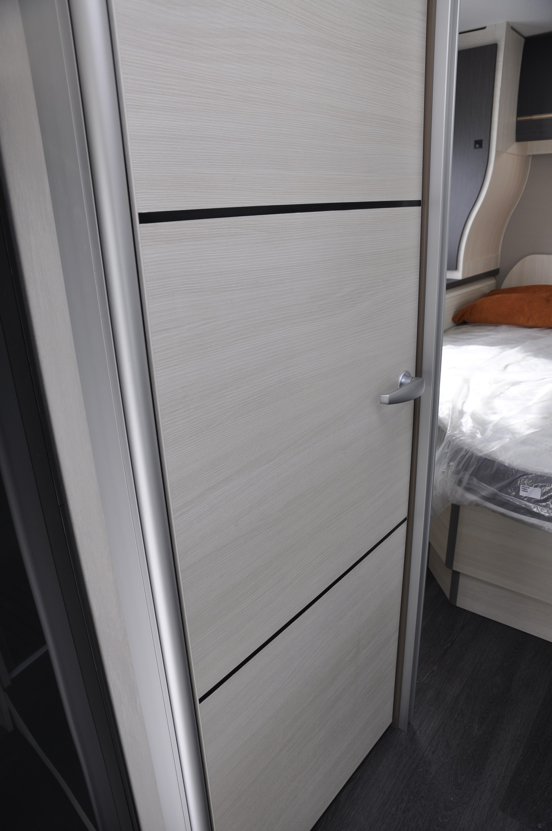 CHALLENGER 328 Graphite Edition-image-15