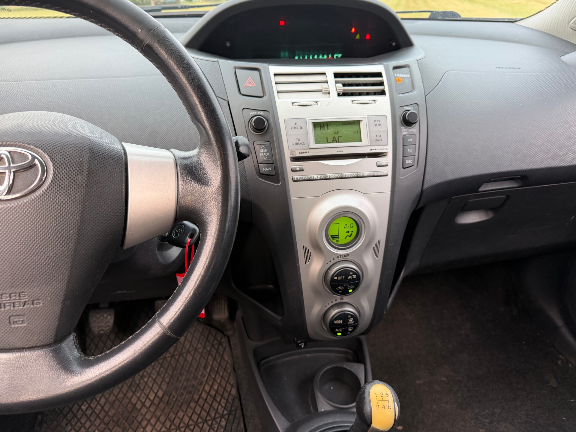 TOYOTA Yaris 1.3 Linea Sol-image-4