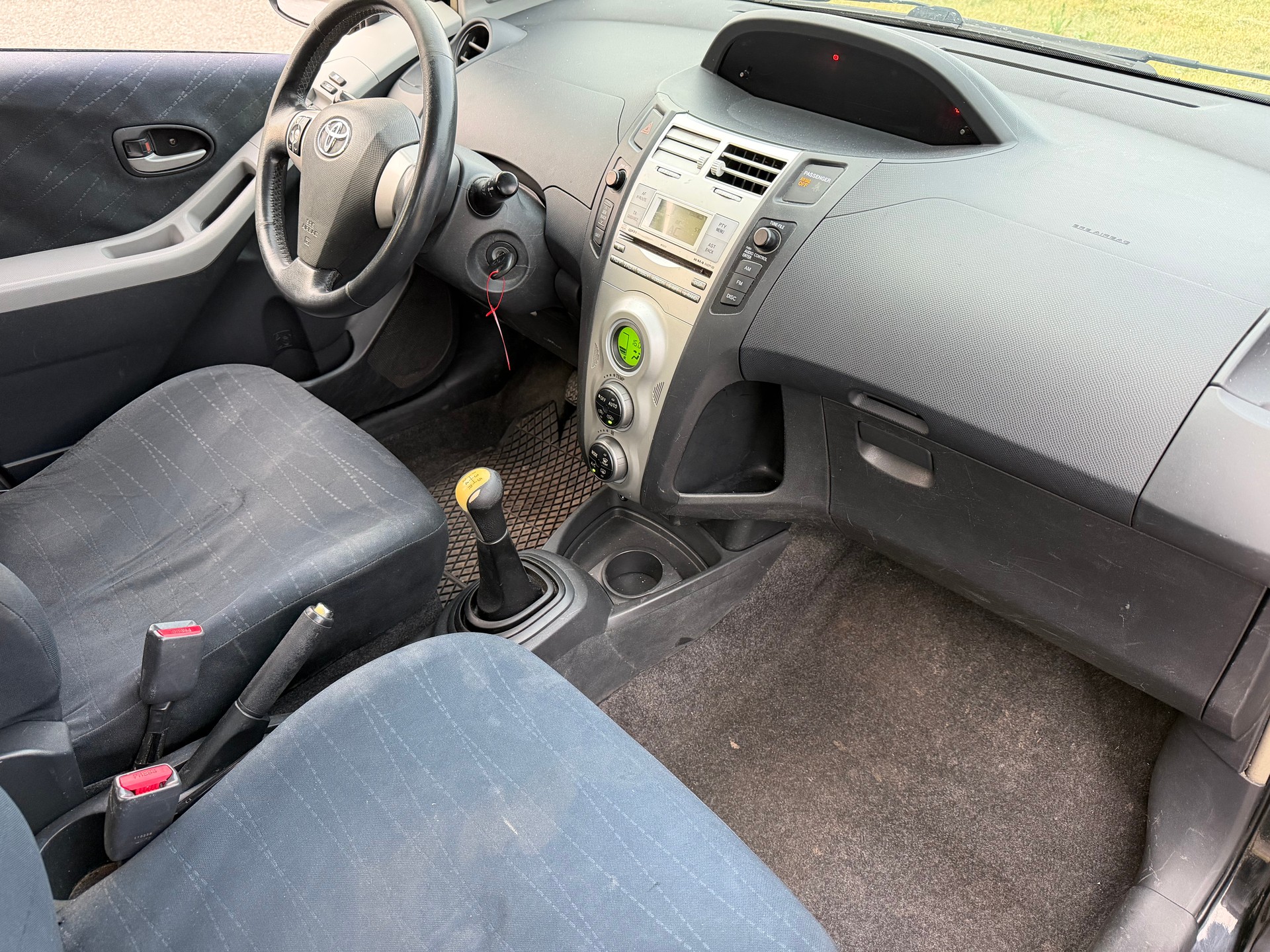TOYOTA Yaris 1.3 Linea Sol-image-6