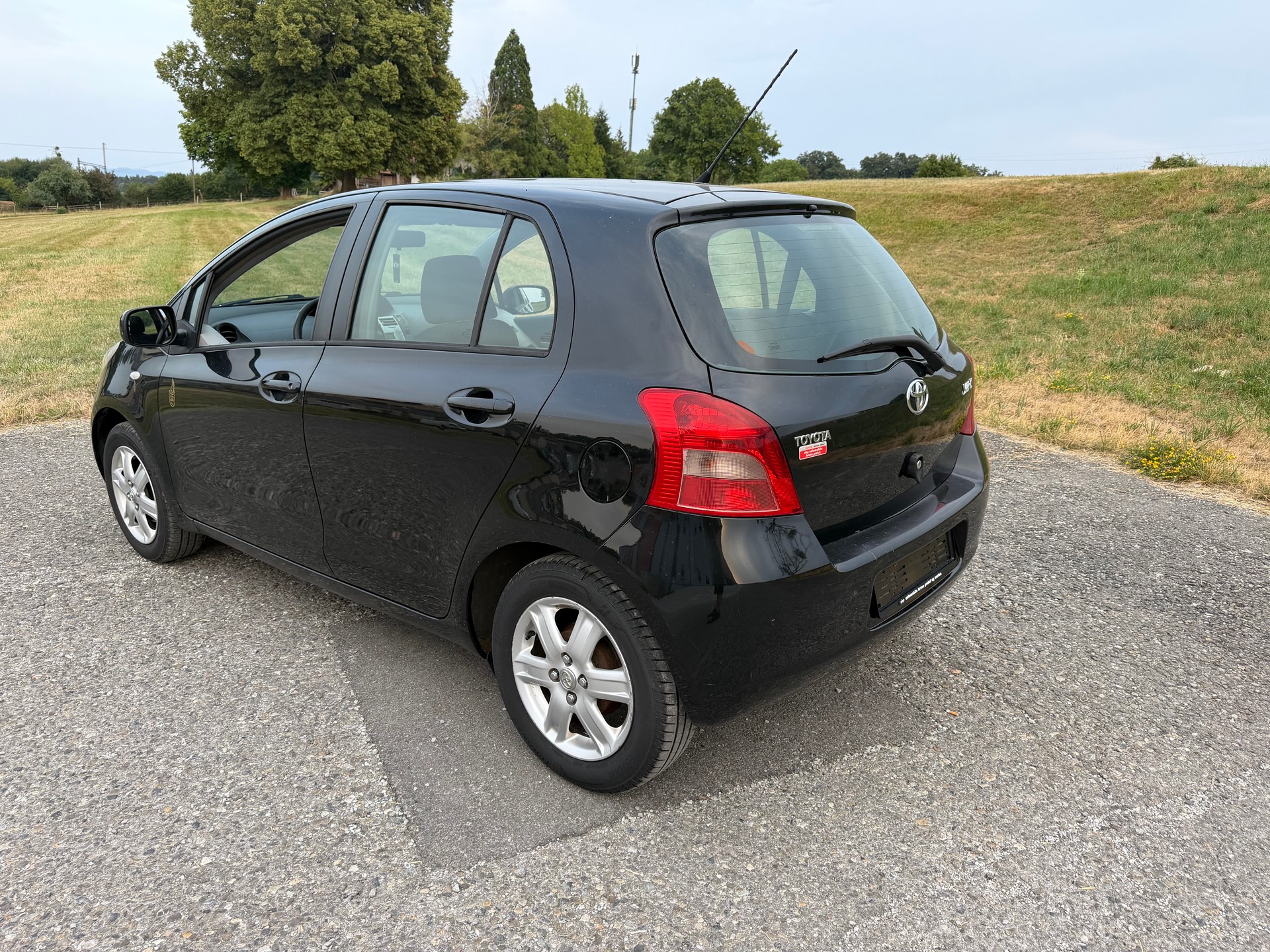 TOYOTA Yaris 1.3 Linea Sol-image-8