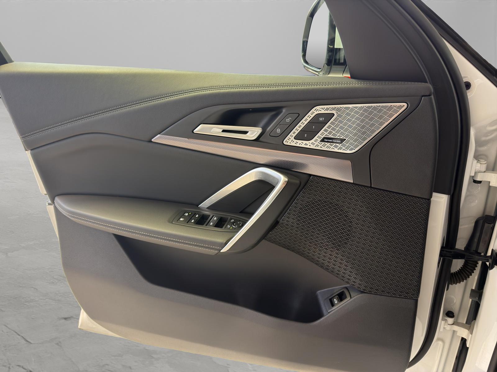 BMW X1 30e xDrive paddles-image-8