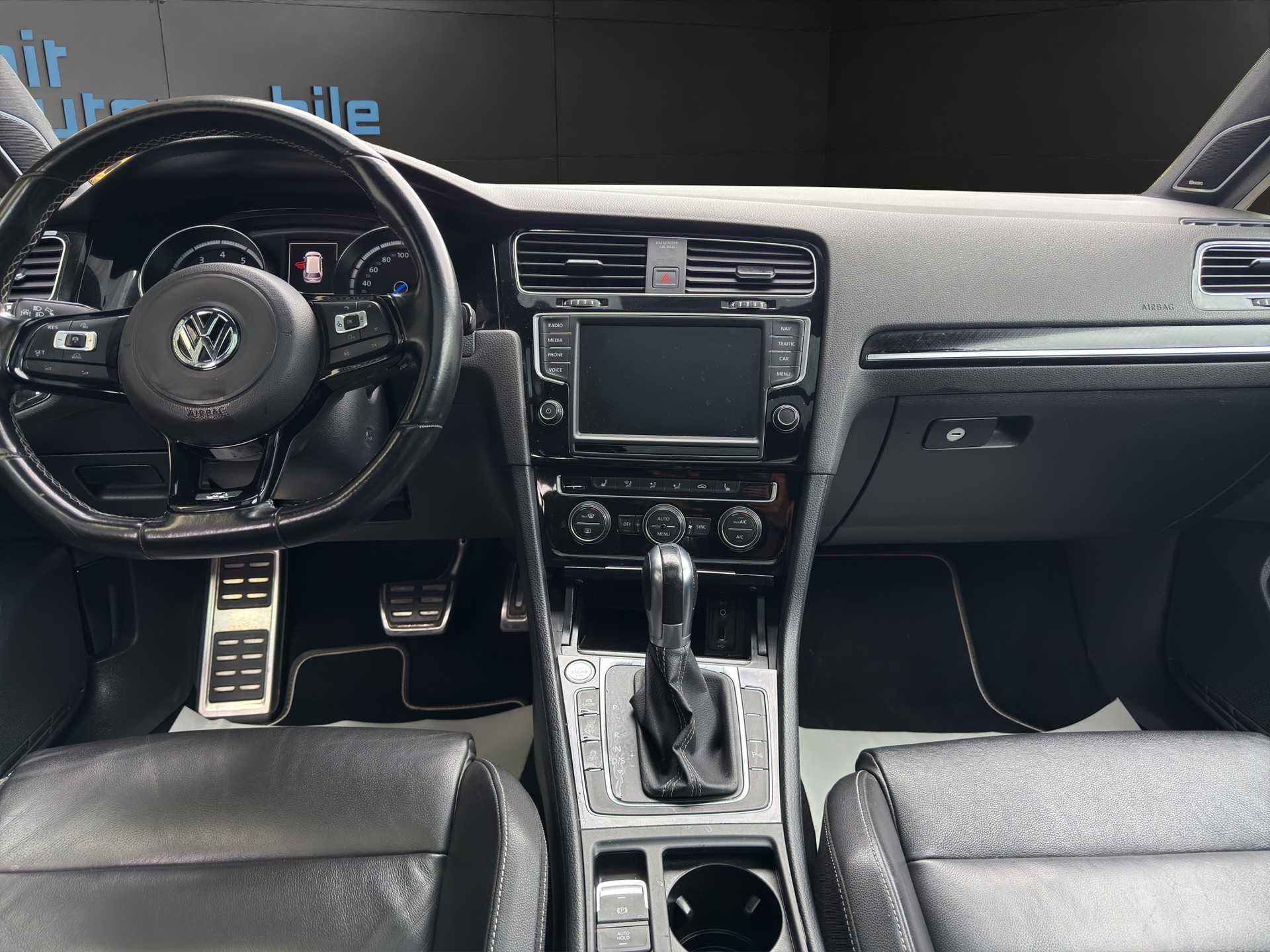 VW VW Variant 2.0 TSI R 4 Motion DSG-image-11