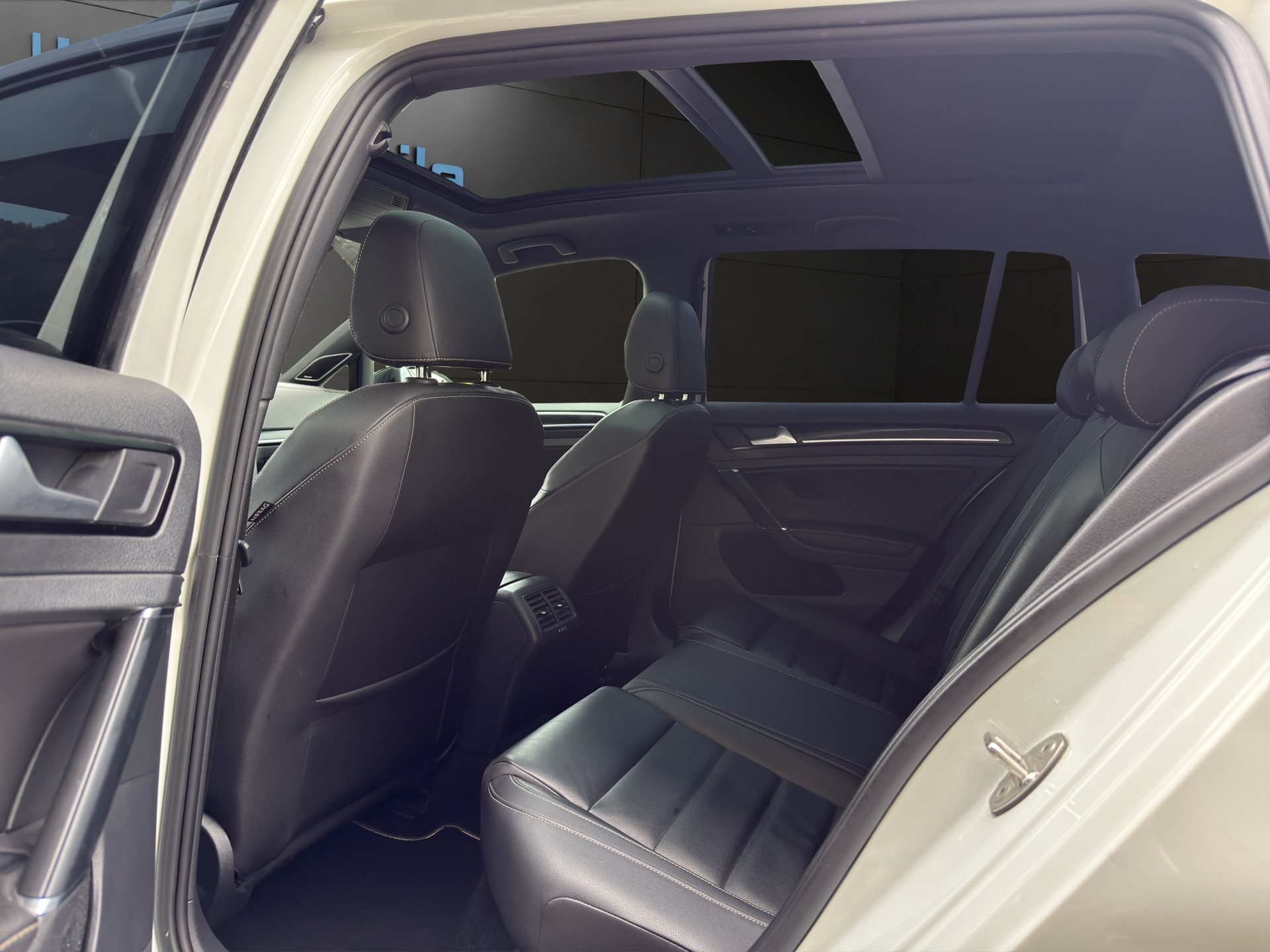 VW VW Variant 2.0 TSI R 4 Motion DSG-image-10