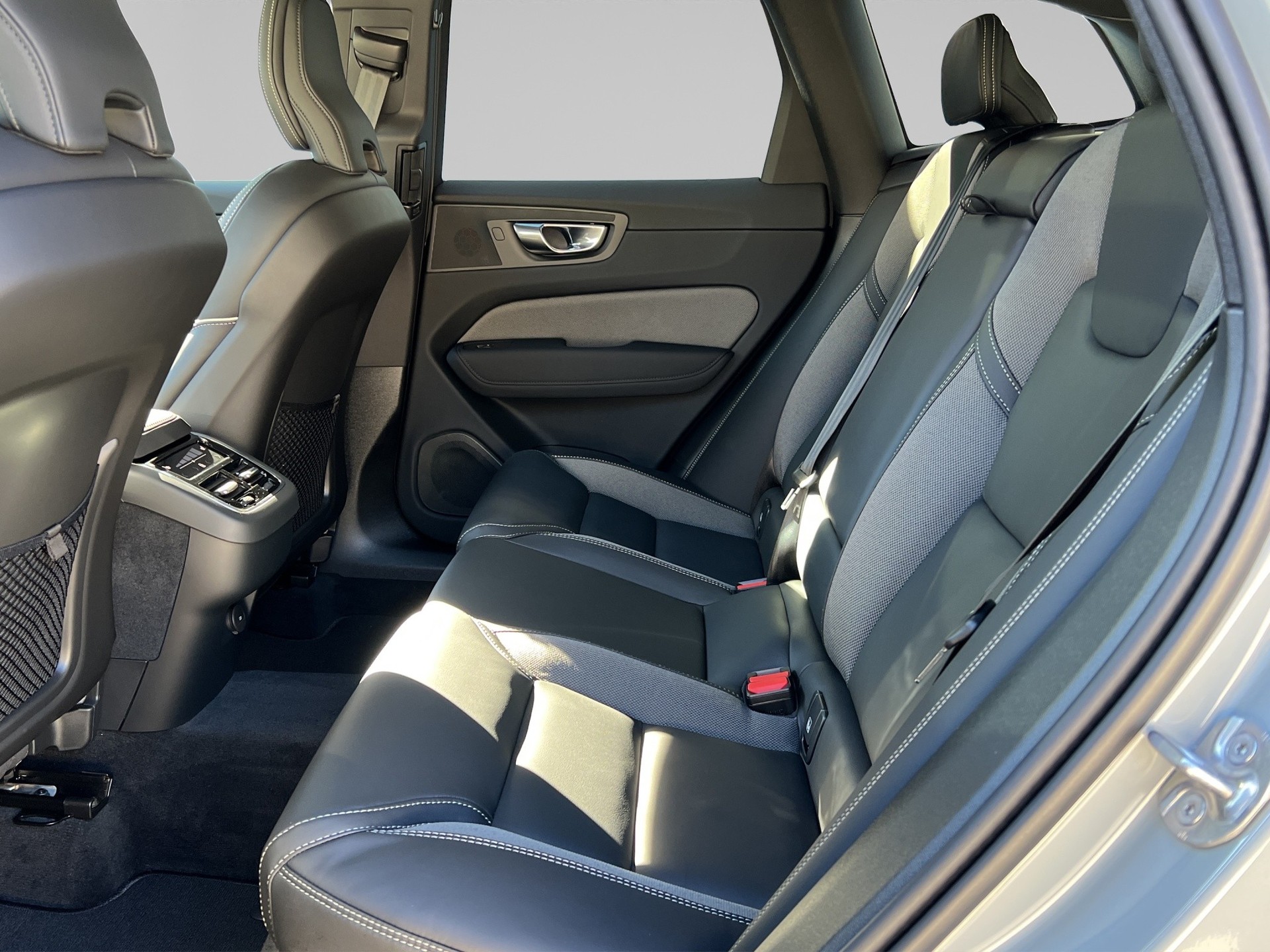 VOLVO XC60 2.0 B5 MH Black Edition AWD-image-12