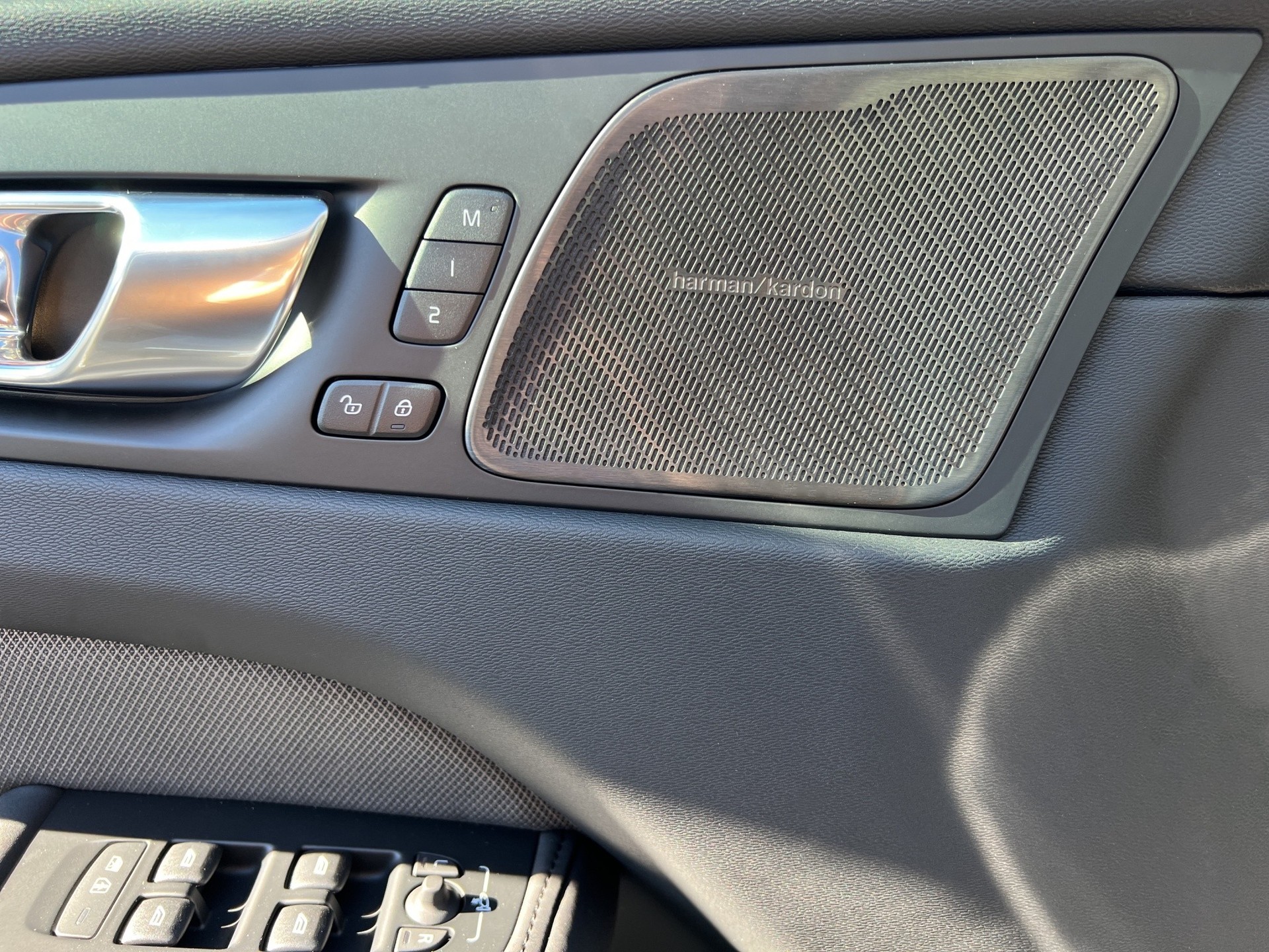 VOLVO XC60 2.0 B5 MH Black Edition AWD-image-17