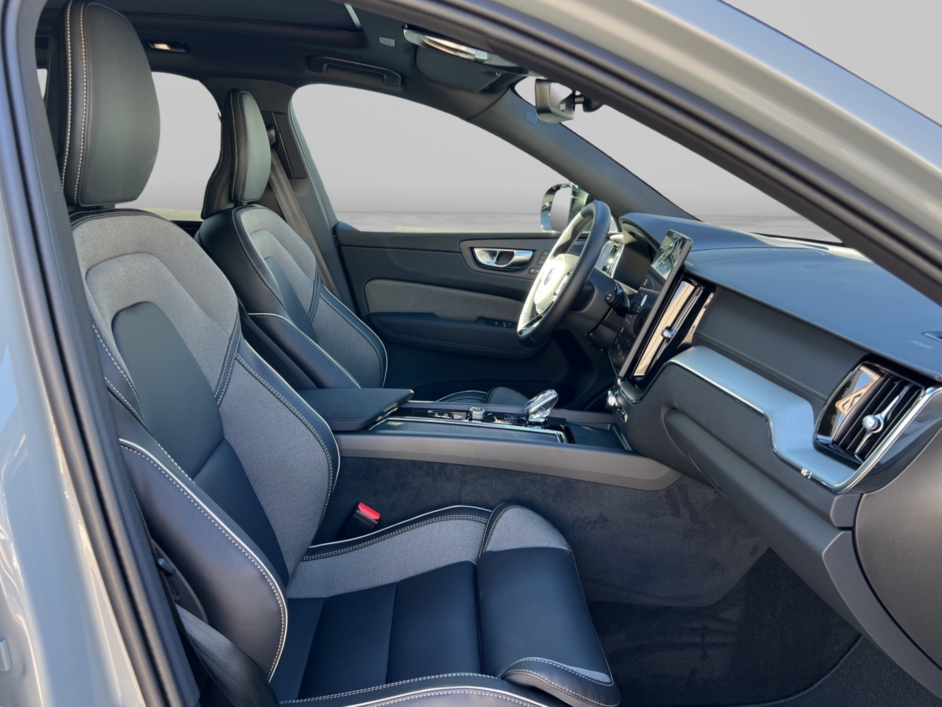 VOLVO XC60 2.0 B5 MH Black Edition AWD-image-13