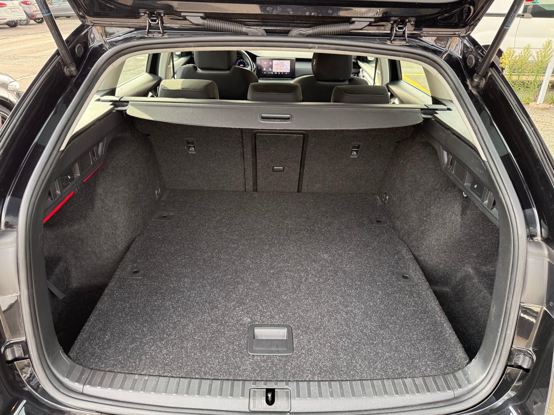 SKODA Octavia Combi 2.0 TDI Ambition 4x4 DSG-image-11
