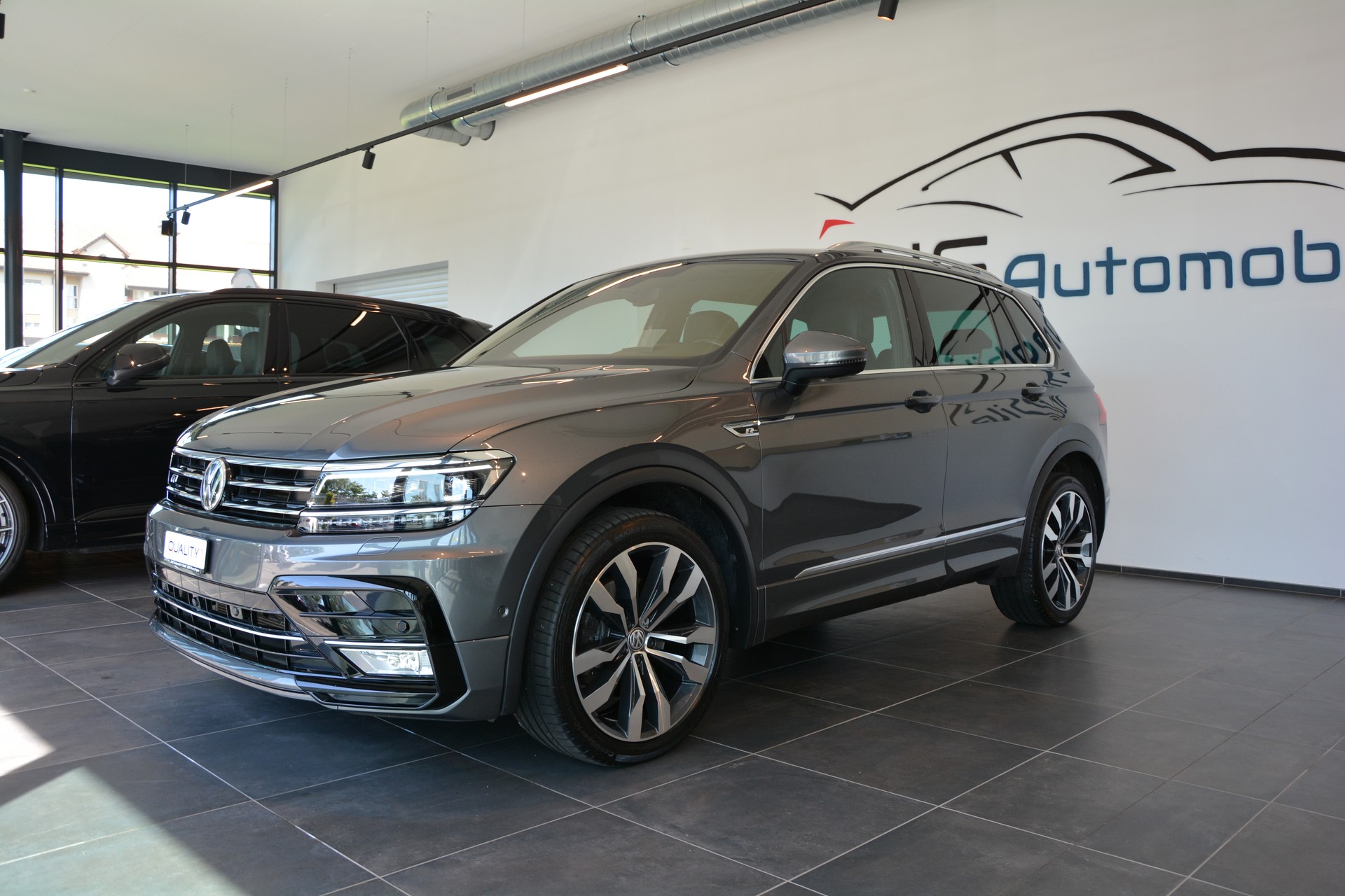 VW Tiguan 2.0TSI Highline 4Motion DSG R-Line-showroom-element-1