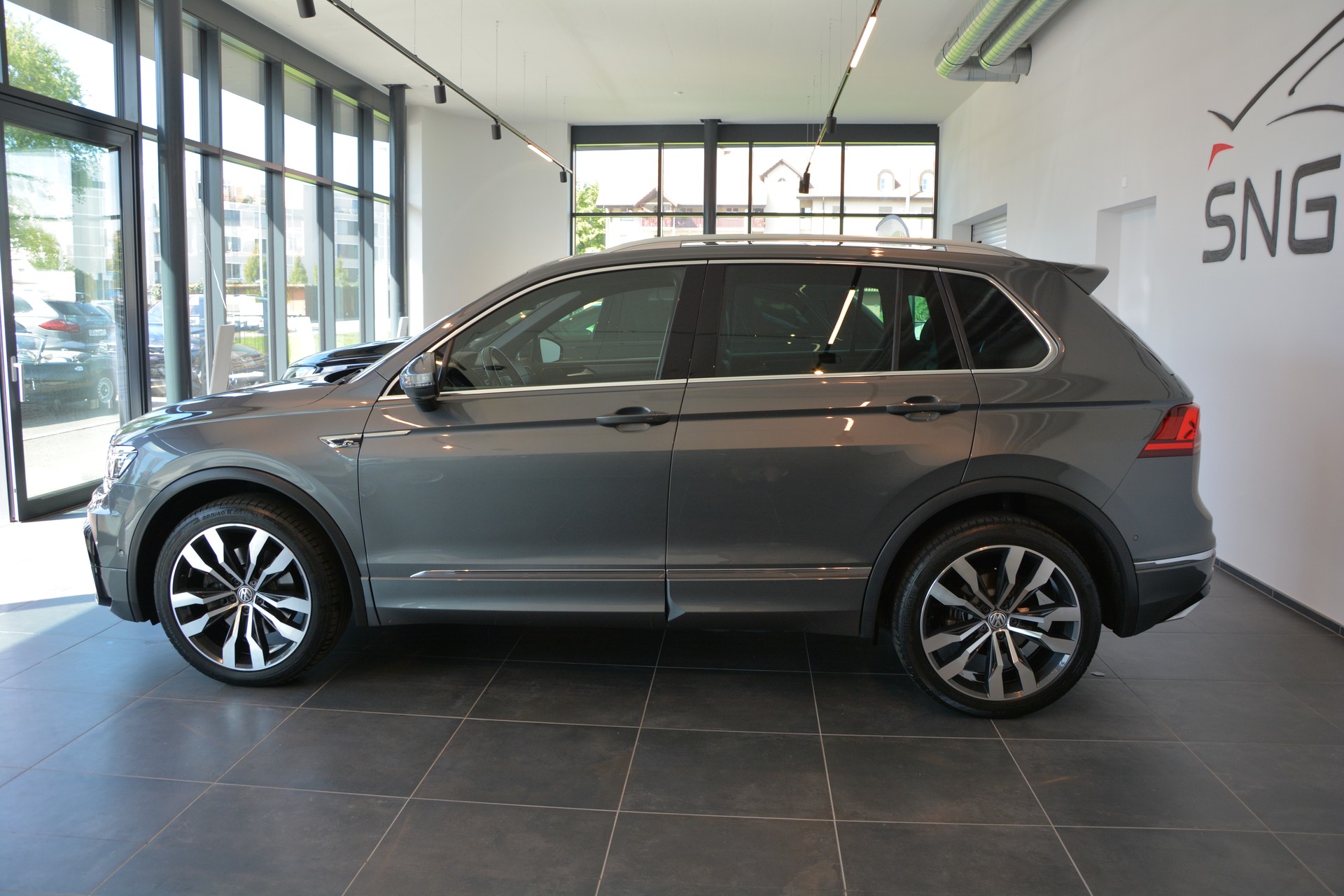 VW Tiguan 2.0TSI Highline 4Motion DSG R-Line-showroom-element-2