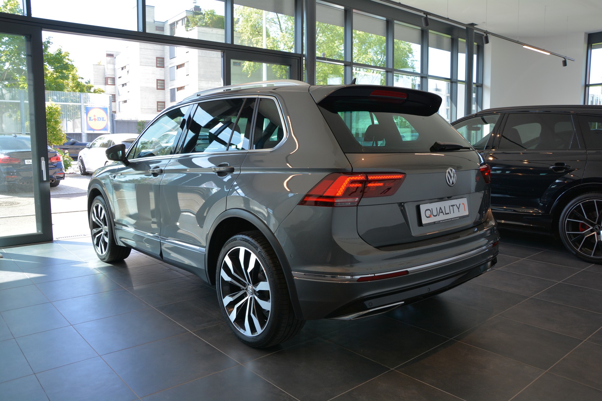 VW Tiguan 2.0TSI Highline 4Motion DSG R-Line-showroom-element-3