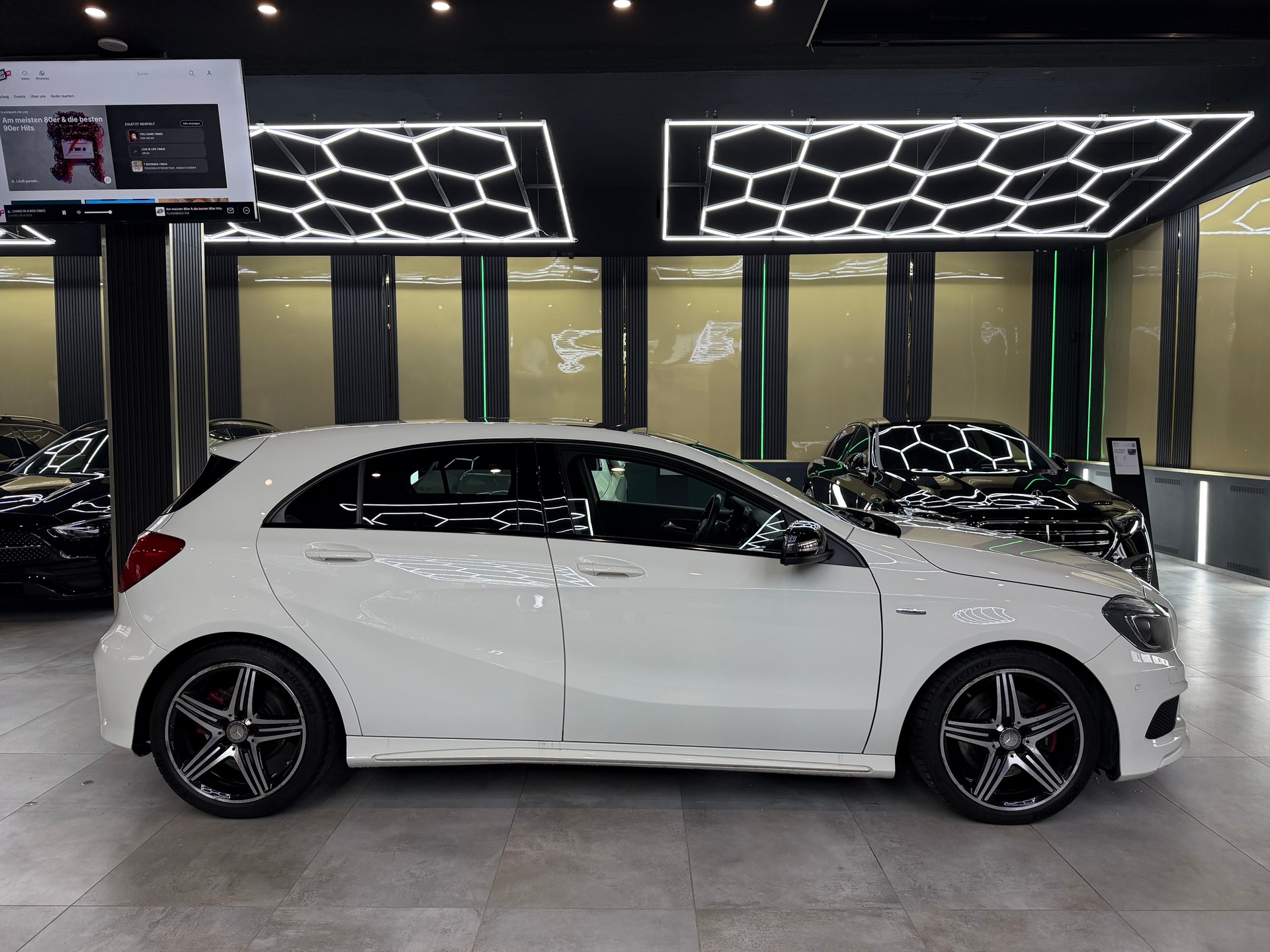 MERCEDES-BENZ A 250 Sport 7G-DCT-showroom-element-3