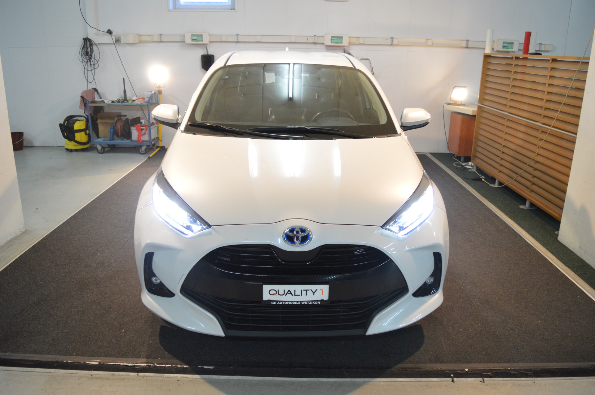 TOYOTA Yaris 1.5 Trend e-CVT-showroom-element-2