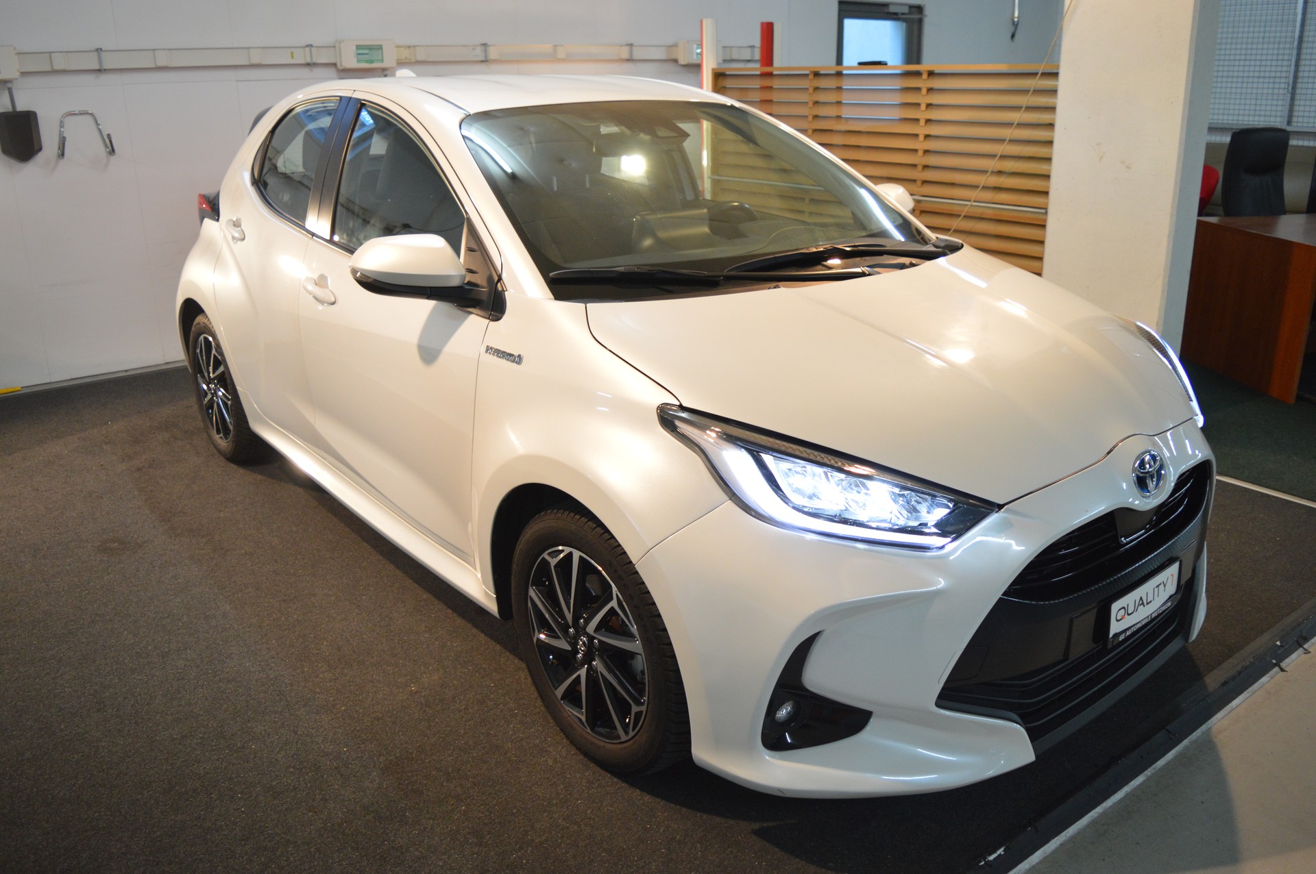TOYOTA Yaris 1.5 Trend e-CVT-showroom-element-3