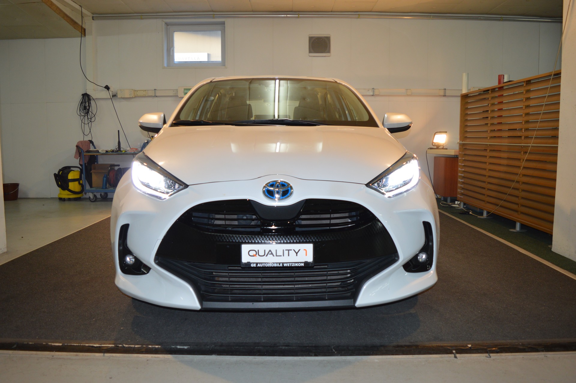 TOYOTA Yaris 1.5 Trend e-CVT-showroom-element-1