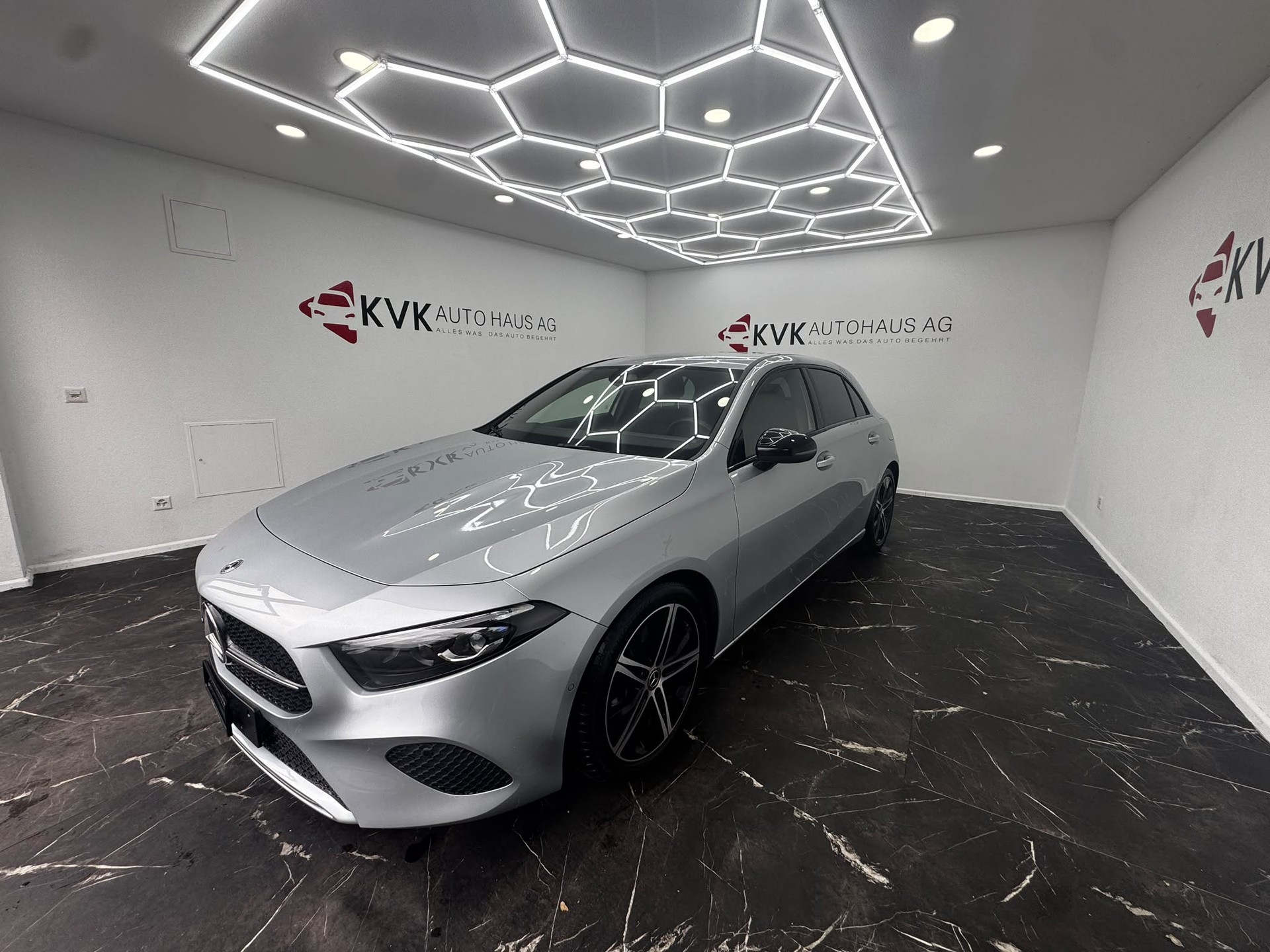 MERCEDES-BENZ A 180 Night Star 7G-DCT | Neuwagenzustand | 2 Jahre Garantie |-showroom-element-1