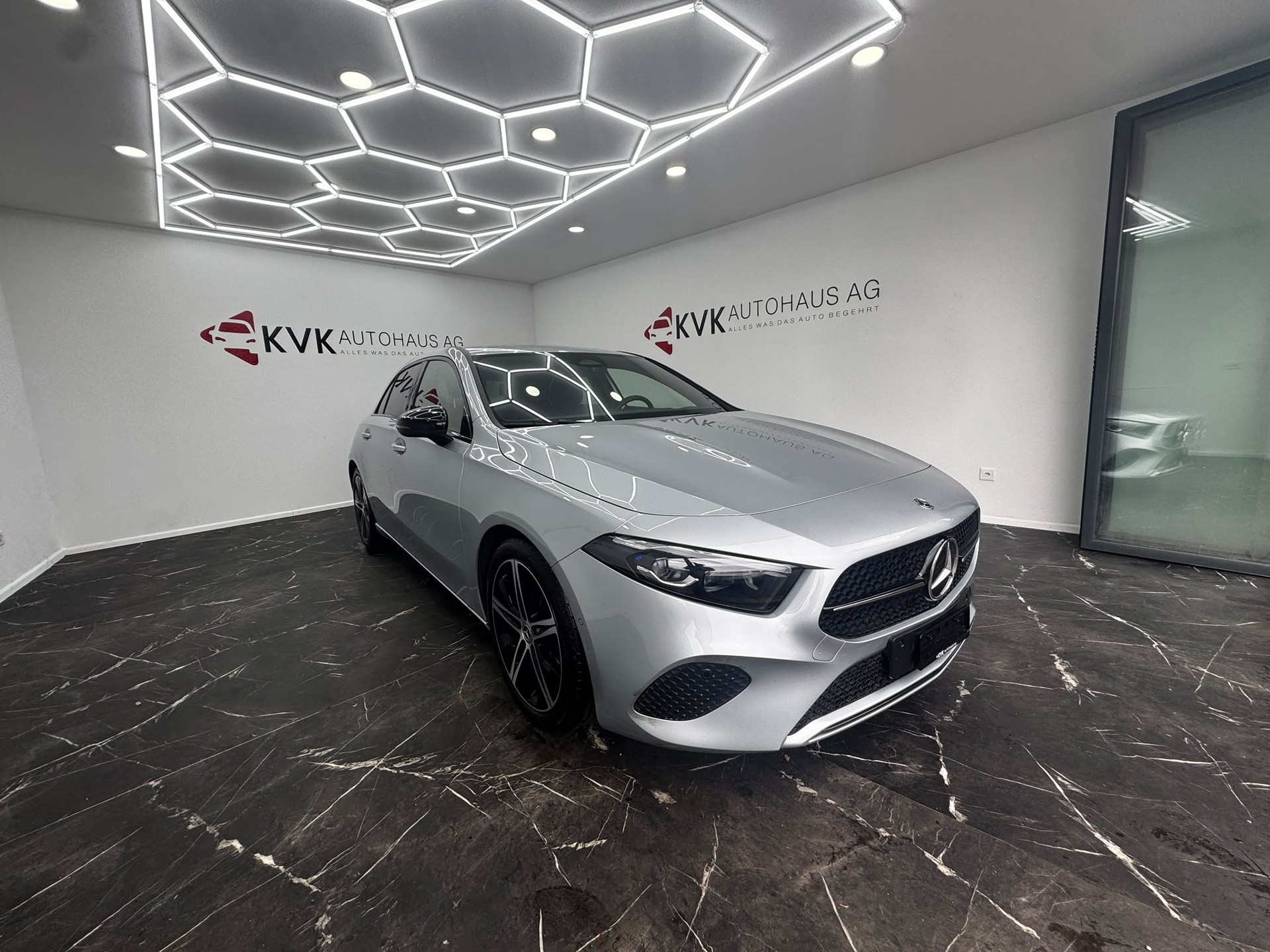 MERCEDES-BENZ A 180 Night Star 7G-DCT | Neuwagenzustand | 2 Jahre Garantie |-showroom-element-3