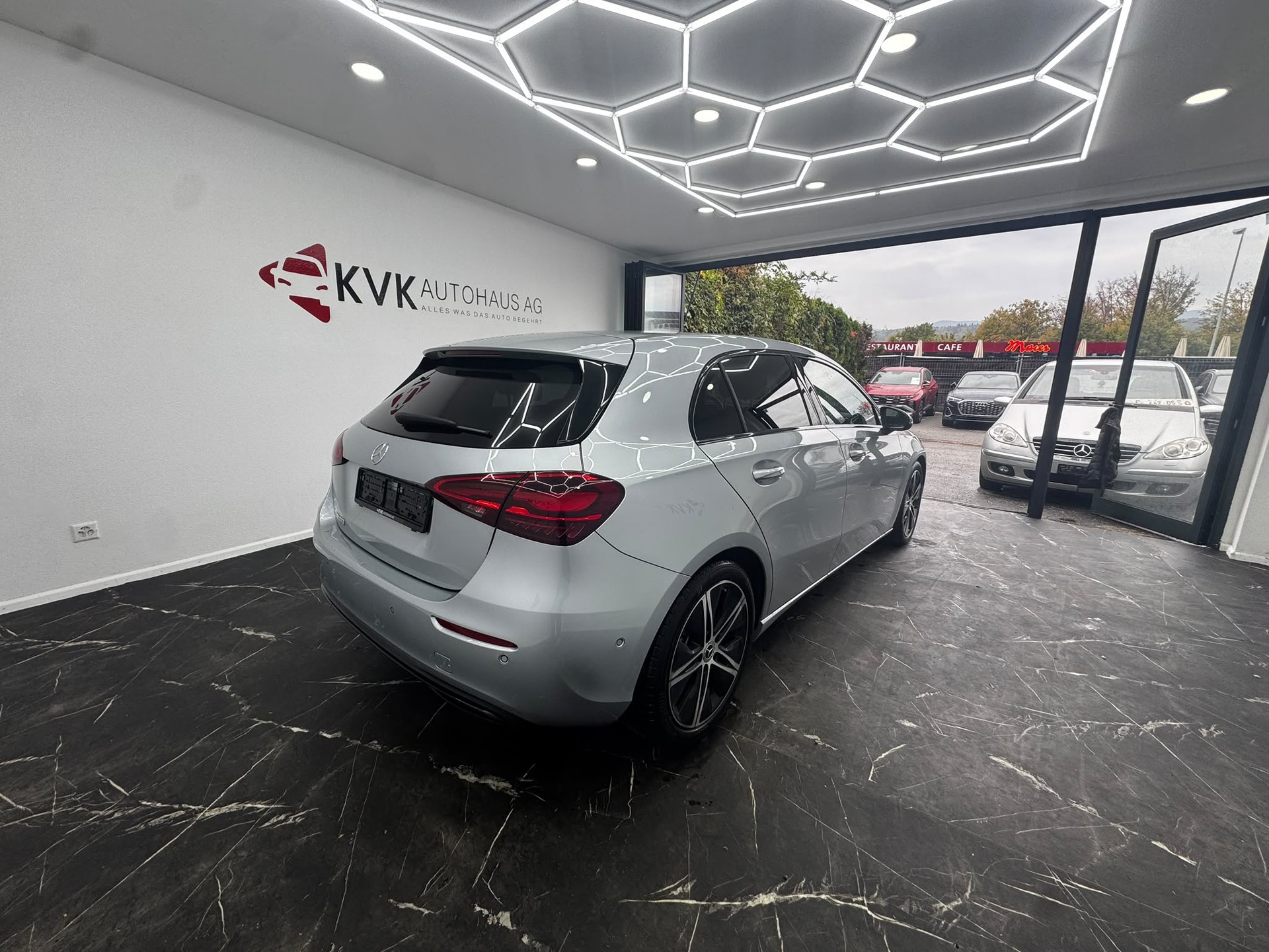 MERCEDES-BENZ A 180 Night Star 7G-DCT | Neuwagenzustand | 2 Jahre Garantie |-image-6